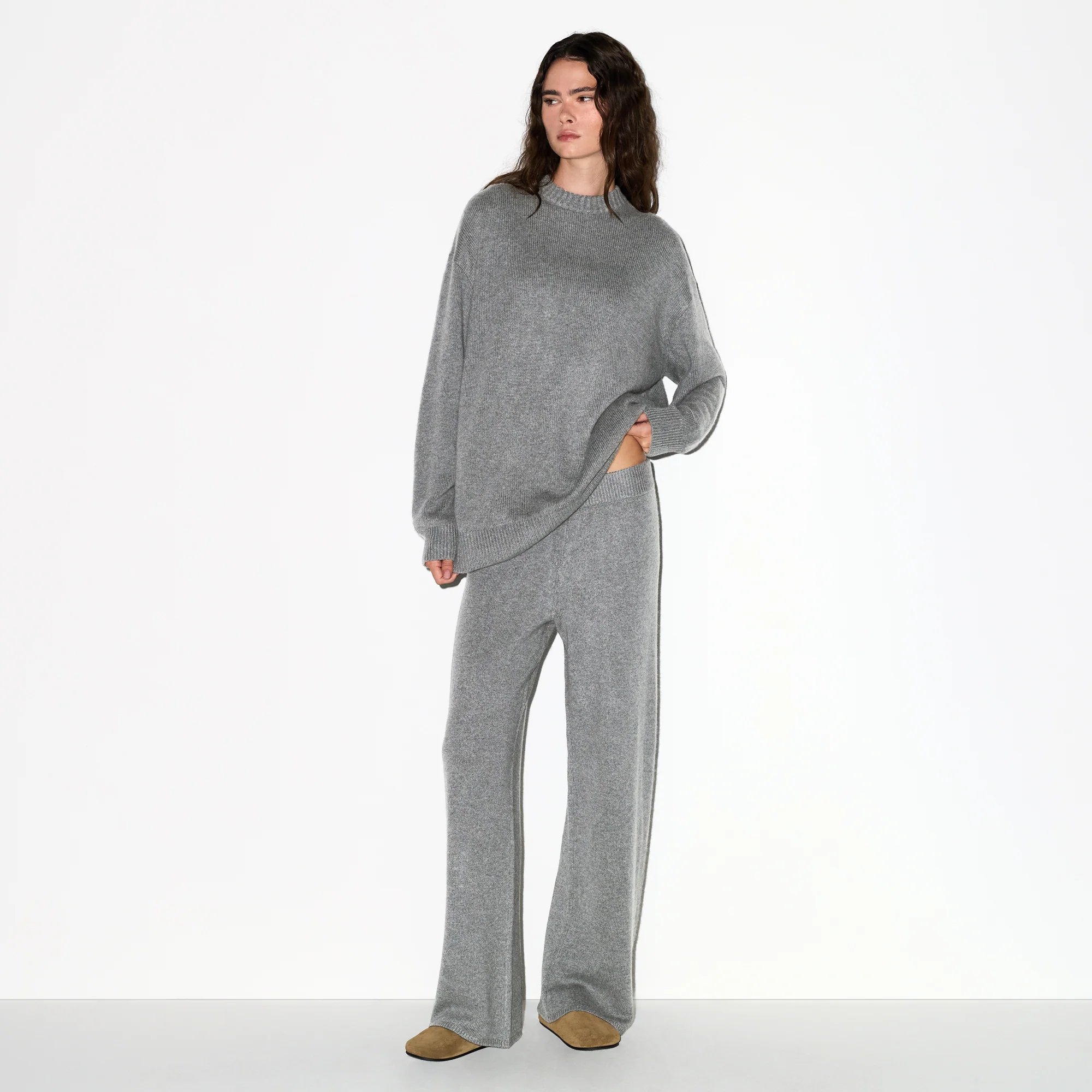 CASHMERE OVERSIZED SWEATER | DARK HEATHER GREY - Image 5