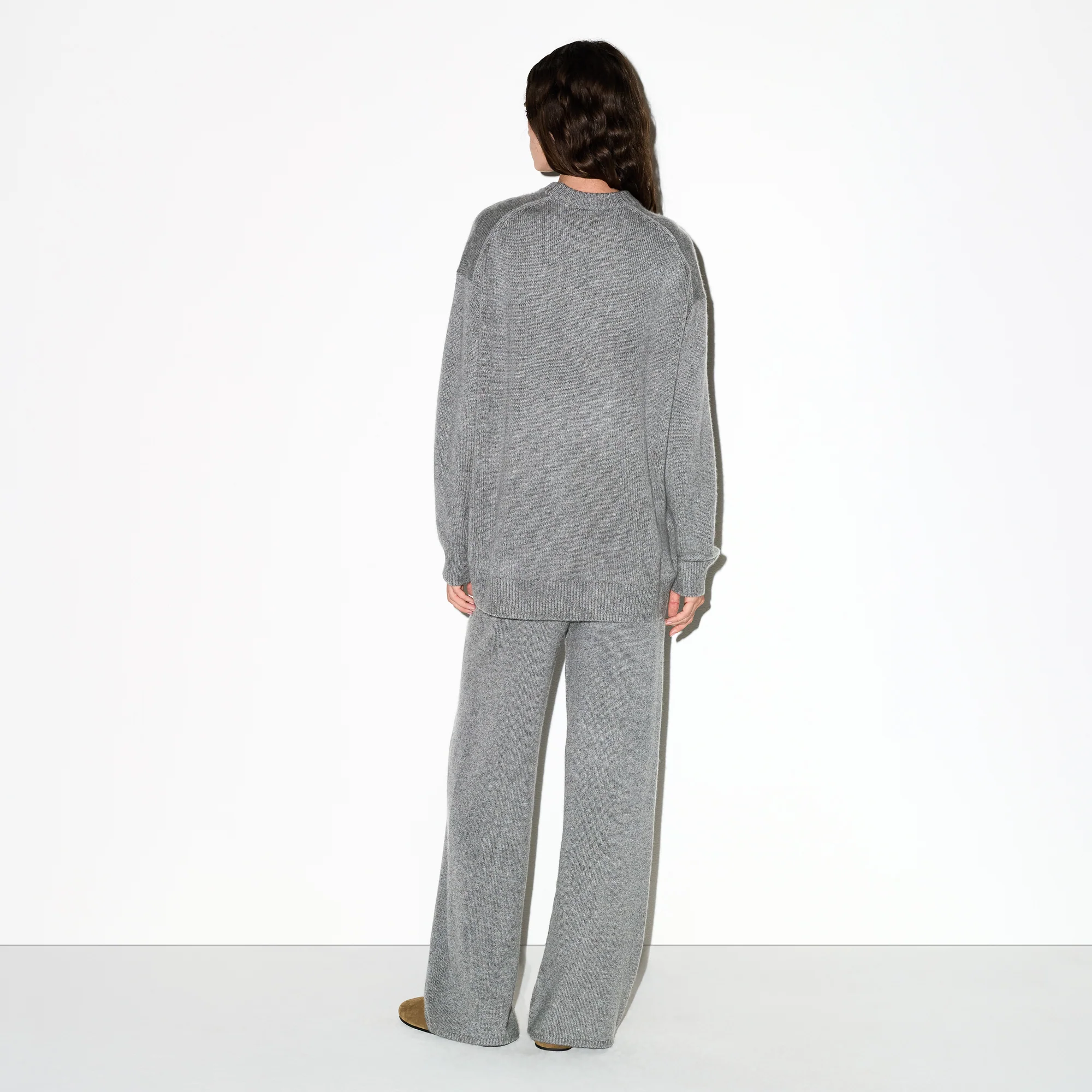 CASHMERE OVERSIZED SWEATER | DARK HEATHER GREY - Image 7