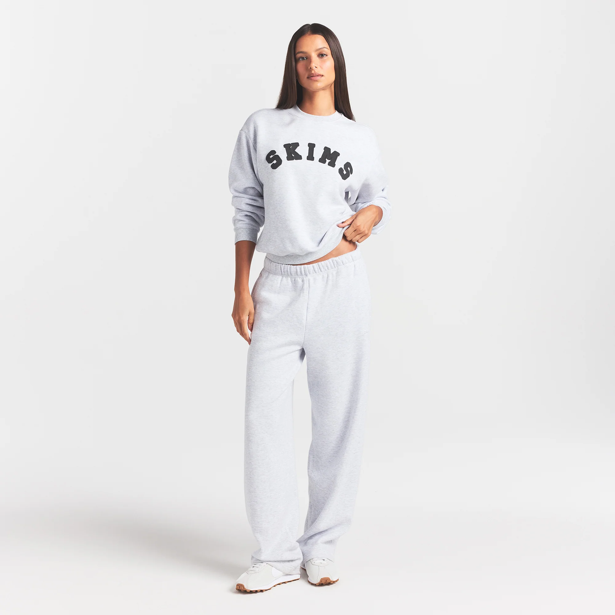 COTTON FLEECE LOGO CLASSIC CREWNECK | ONYX ARCHED LOGO PATCH - Image 2
