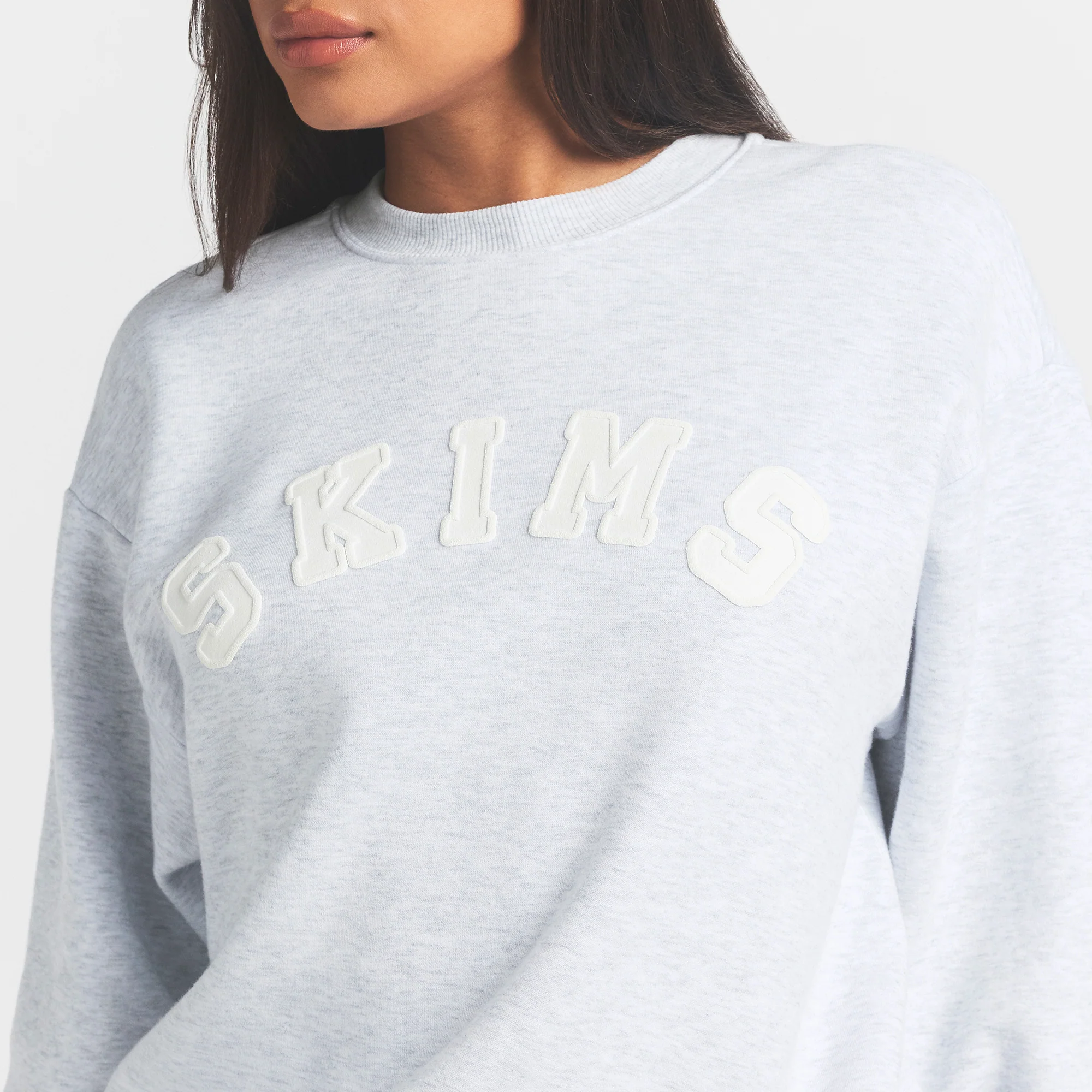 COTTON FLEECE LOGO CLASSIC CREWNECK | SNOW ARCHED LOGO PATCH - Image 3