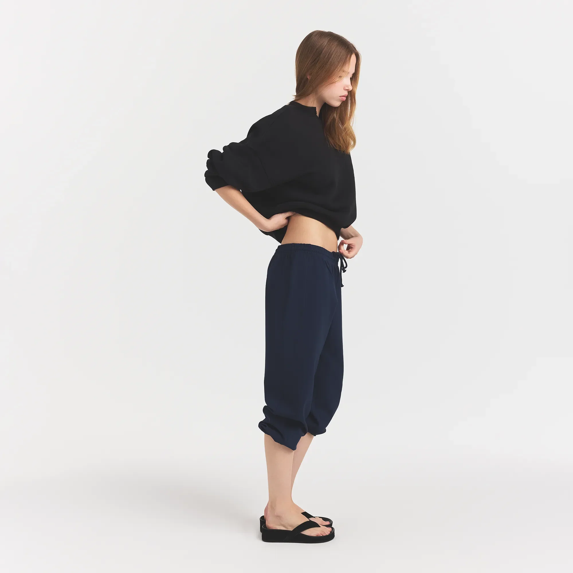 HEAVYWEIGHT CREPE CROPPED JOGGER | NAVY - Image 4