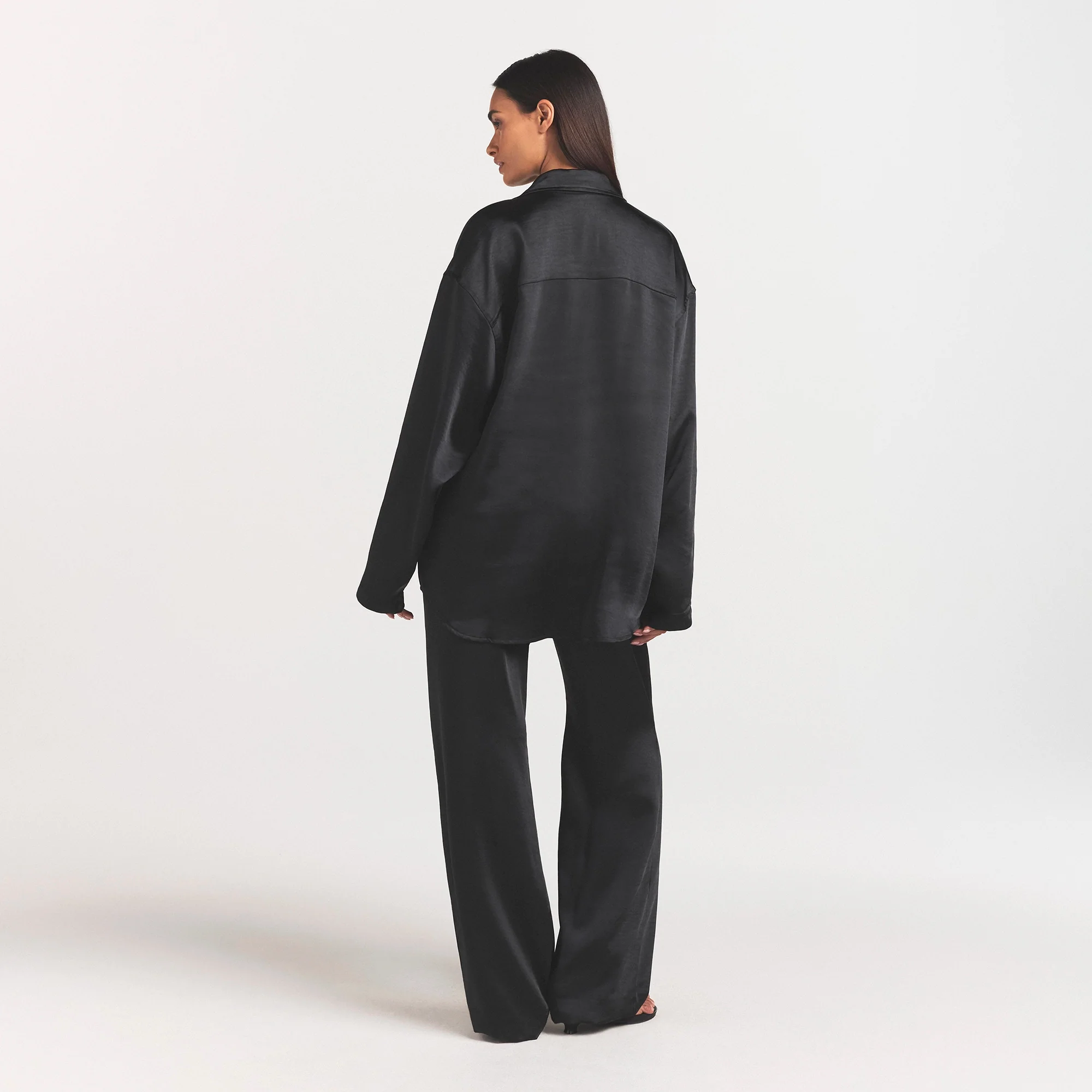 LIGHTWEIGHT SATIN OVERSIZED SHIRT | OBSIDIAN - Image 5