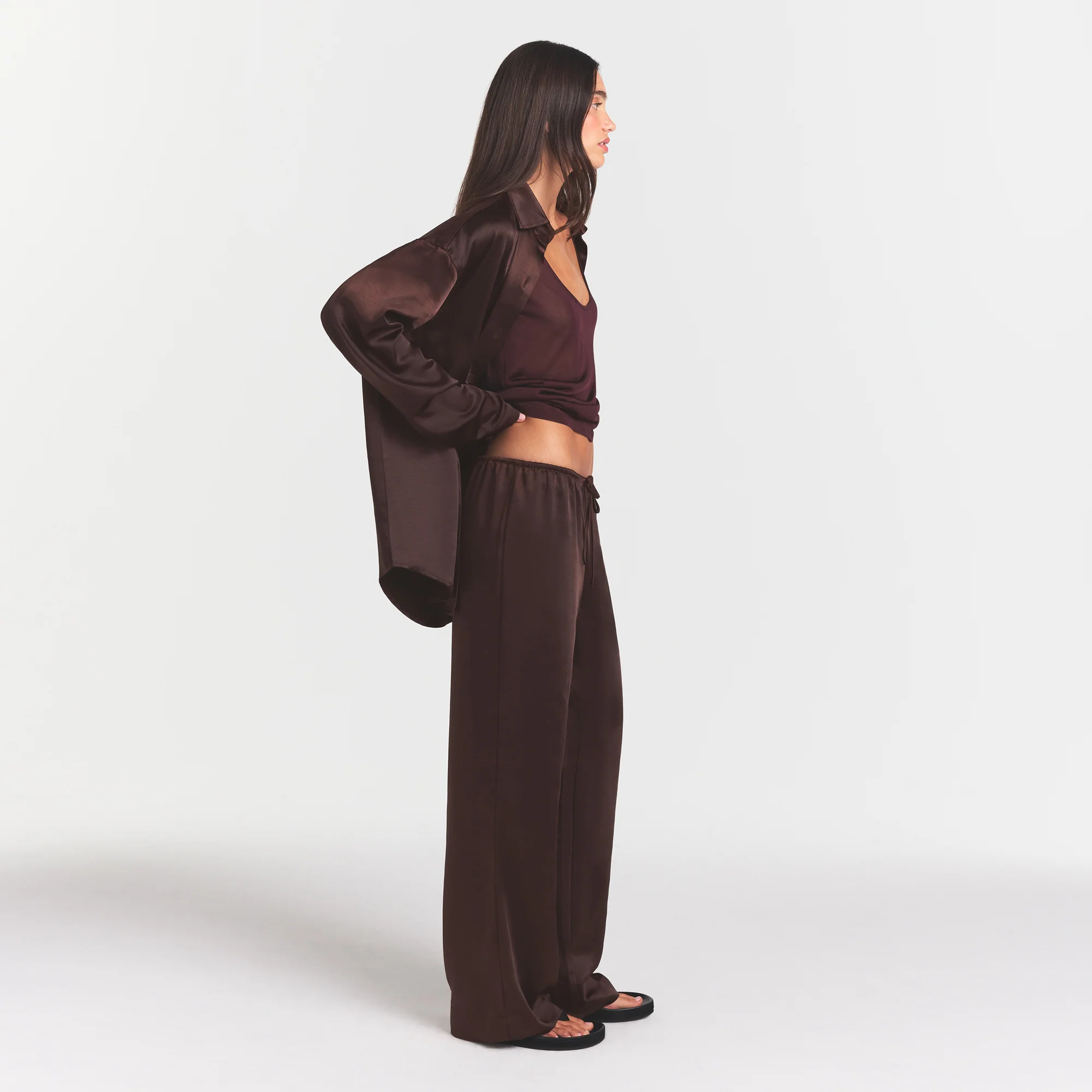 LIGHTWEIGHT SATIN STRAIGHT LEG PANT | ESPRESSO - Image 4