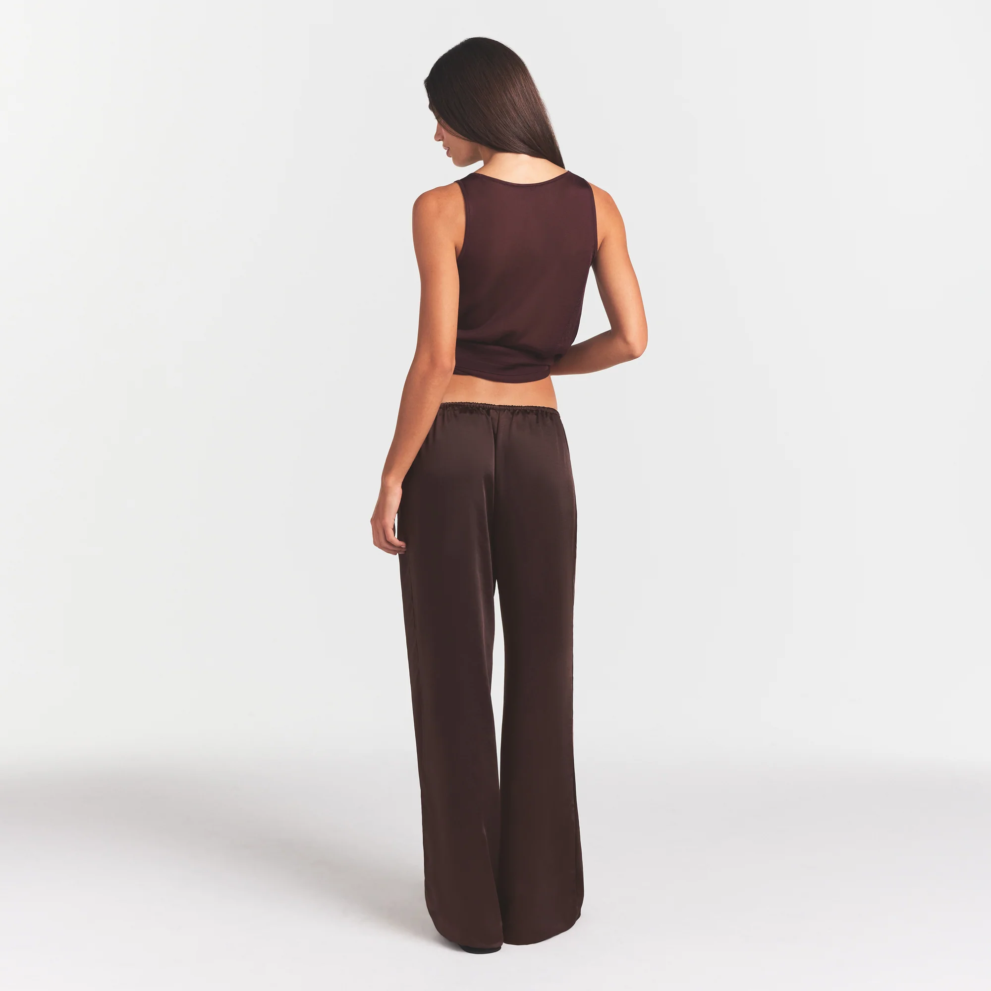 LIGHTWEIGHT SATIN STRAIGHT LEG PANT | ESPRESSO - Image 5