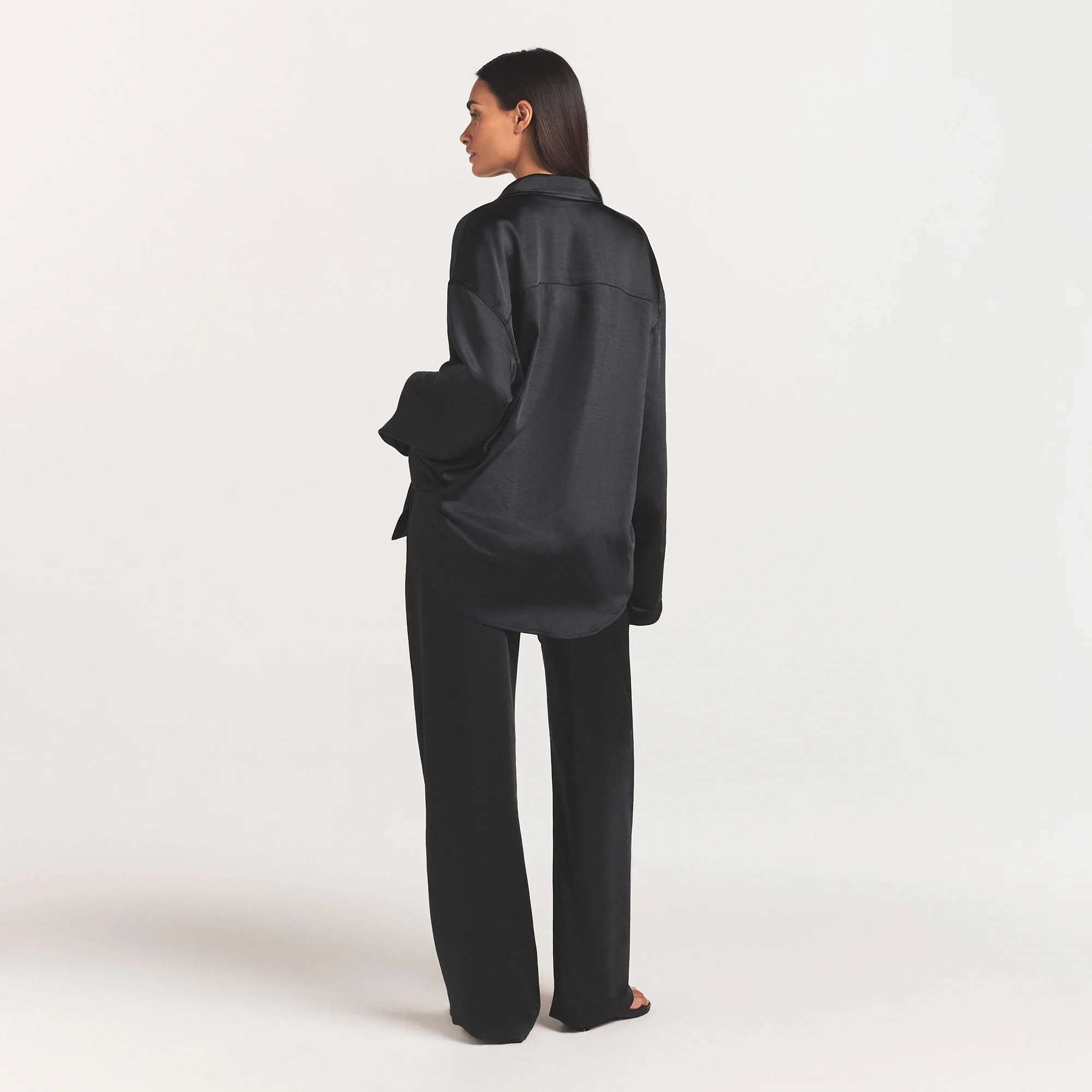 LIGHTWEIGHT SATIN STRAIGHT LEG PANT | OBSIDIAN - Image 4
