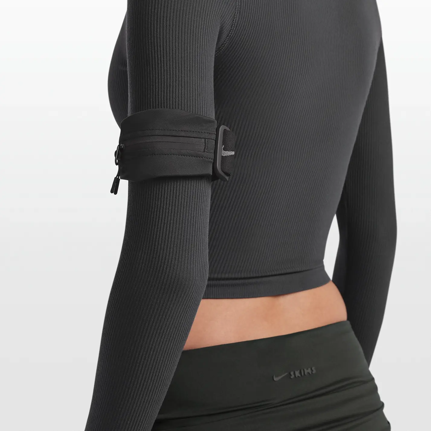 NikeSKIMS ACCESSORIES ARMBAND | OBSIDIAN - Image 3