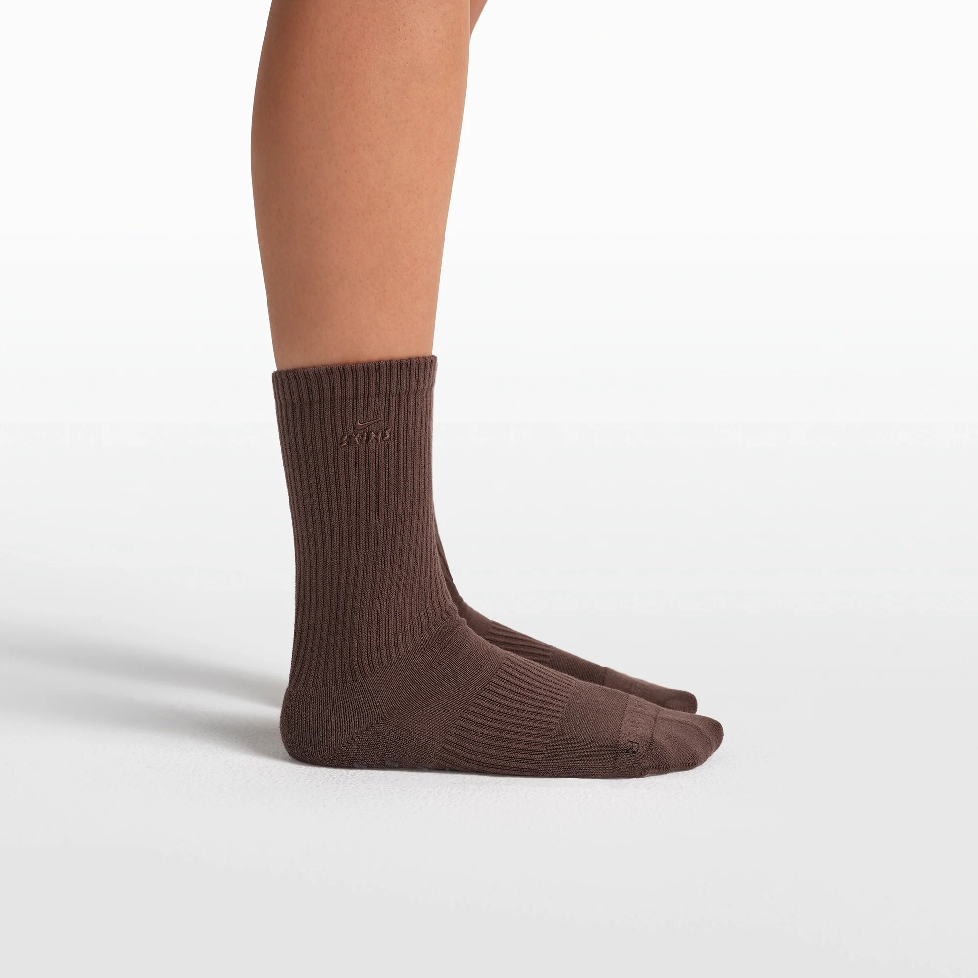 NikeSKIMS ACCESSORIES DRI-FIT™ PILATES GRIP CREW SOCK | DARK SEPIA - Image 3