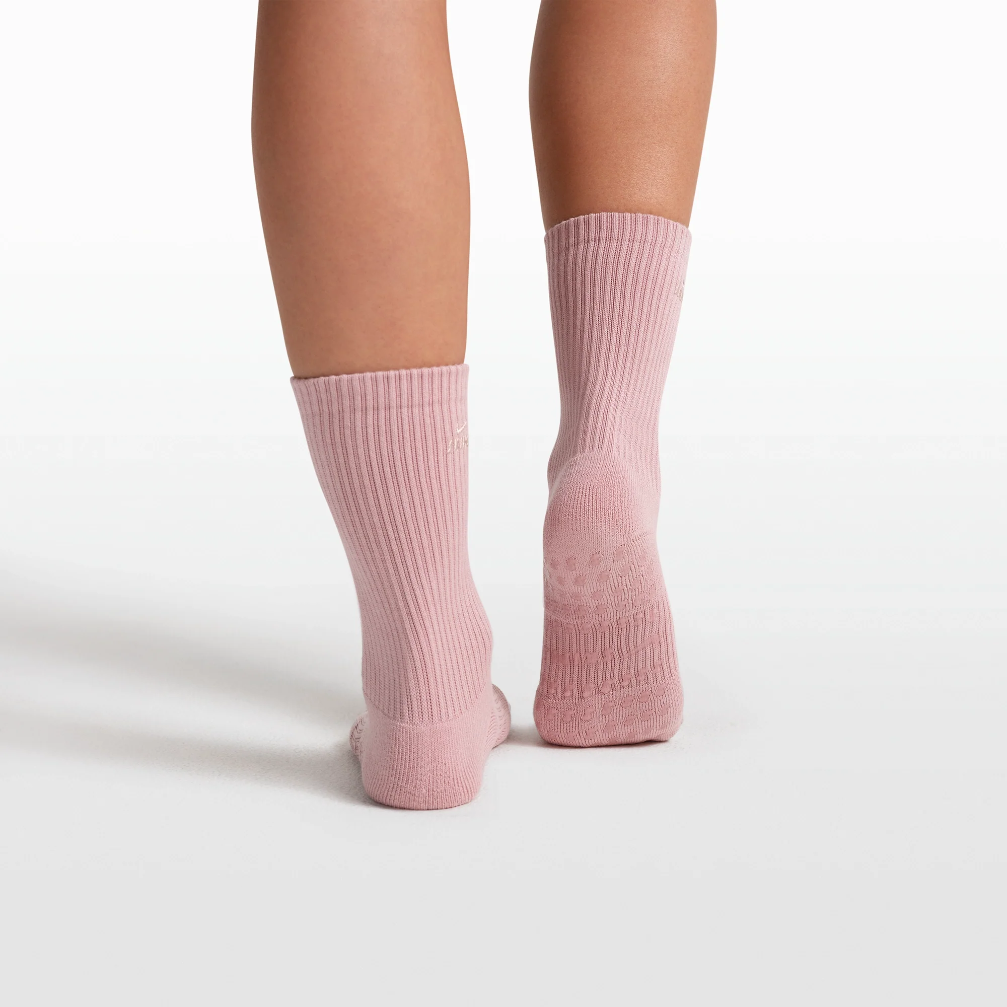 NikeSKIMS ACCESSORIES DRI-FIT™ PILATES GRIP CREW SOCK | HIMALAYAN - Image 2
