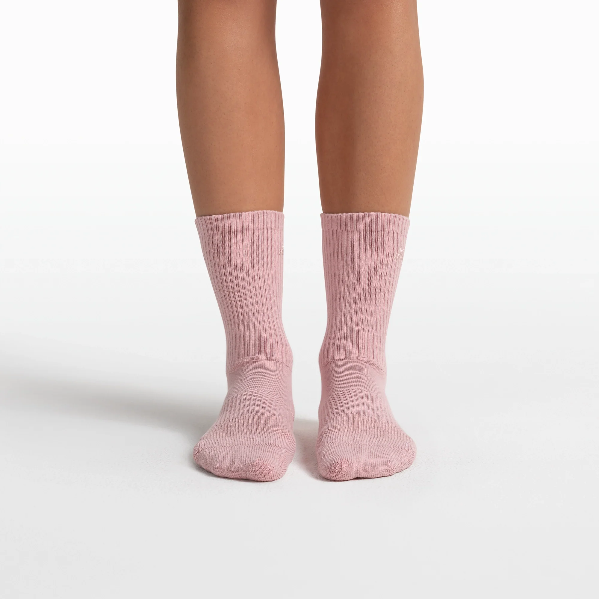 NikeSKIMS ACCESSORIES DRI-FIT™ PILATES GRIP CREW SOCK | HIMALAYAN - Image 4