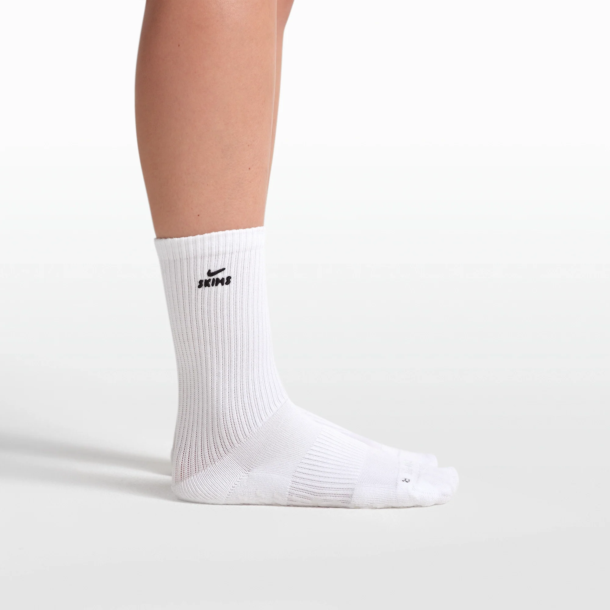 NikeSKIMS ACCESSORIES DRI-FIT™ PILATES GRIP CREW SOCK | SNOW - Image 3