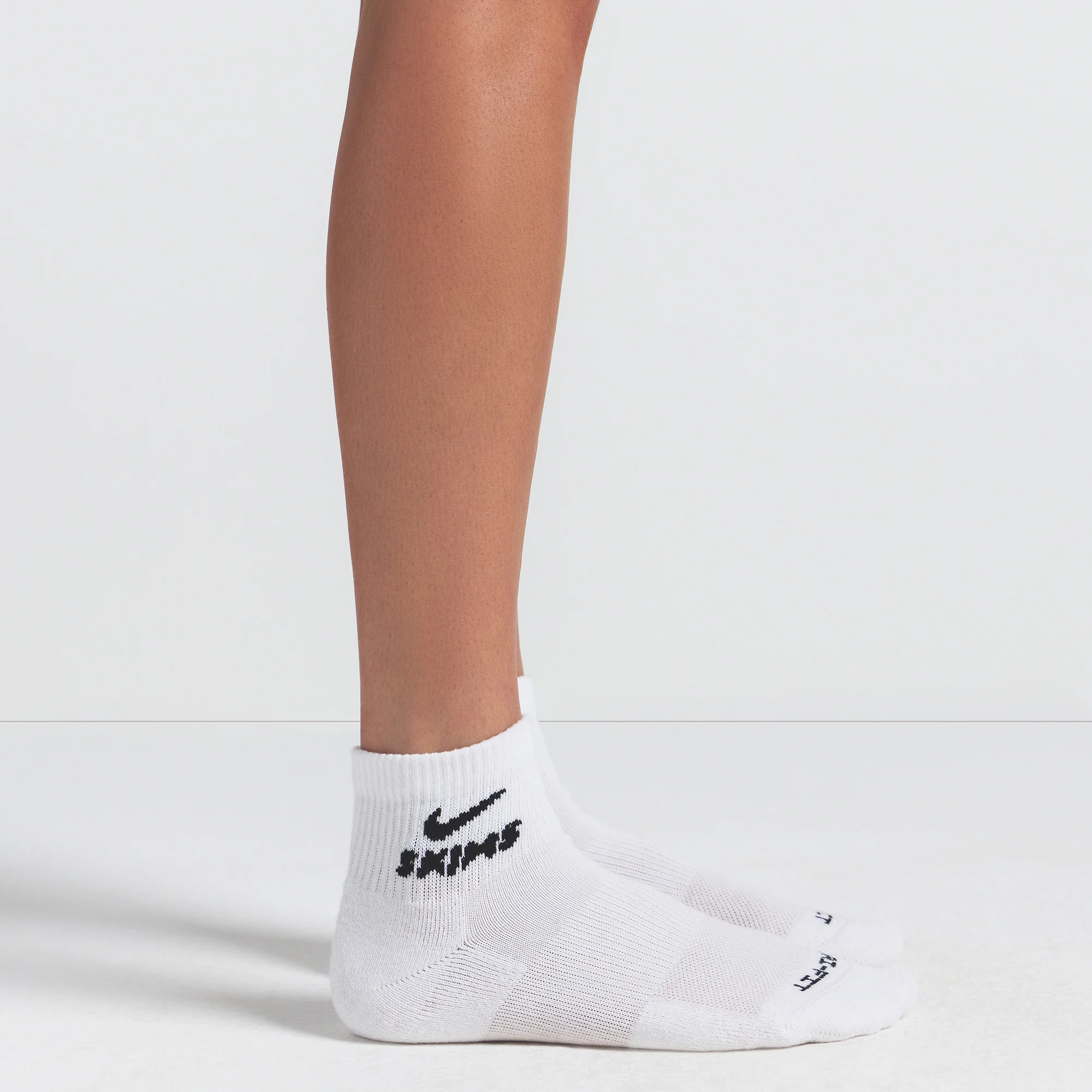 NikeSKIMS ACCESSORIES DRI-FIT™ QUARTER CREW SOCK 3-PACK | SNOW - Image 2