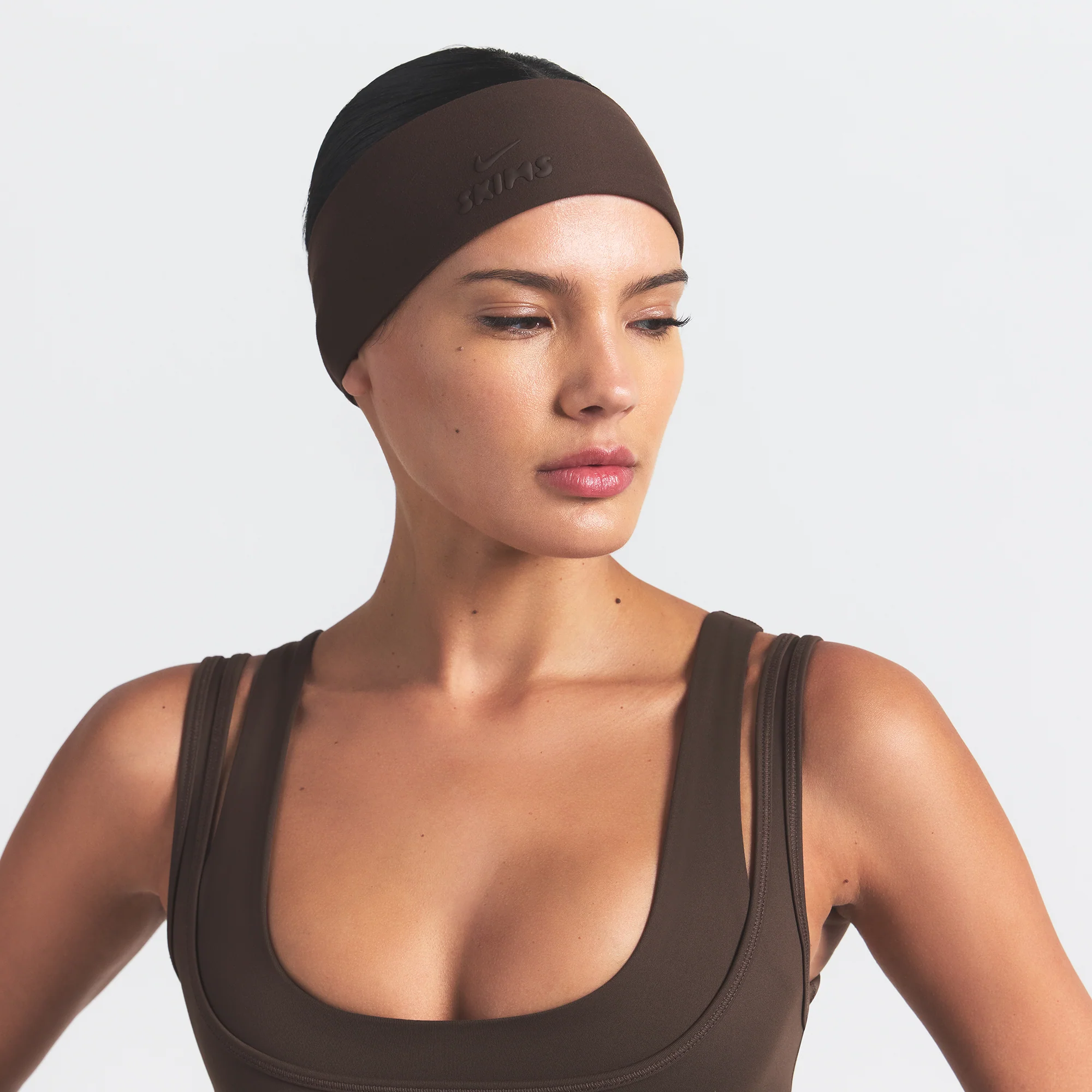 NikeSKIMS ACCESSORIES HEADBAND | DARK SEPIA - Image 3