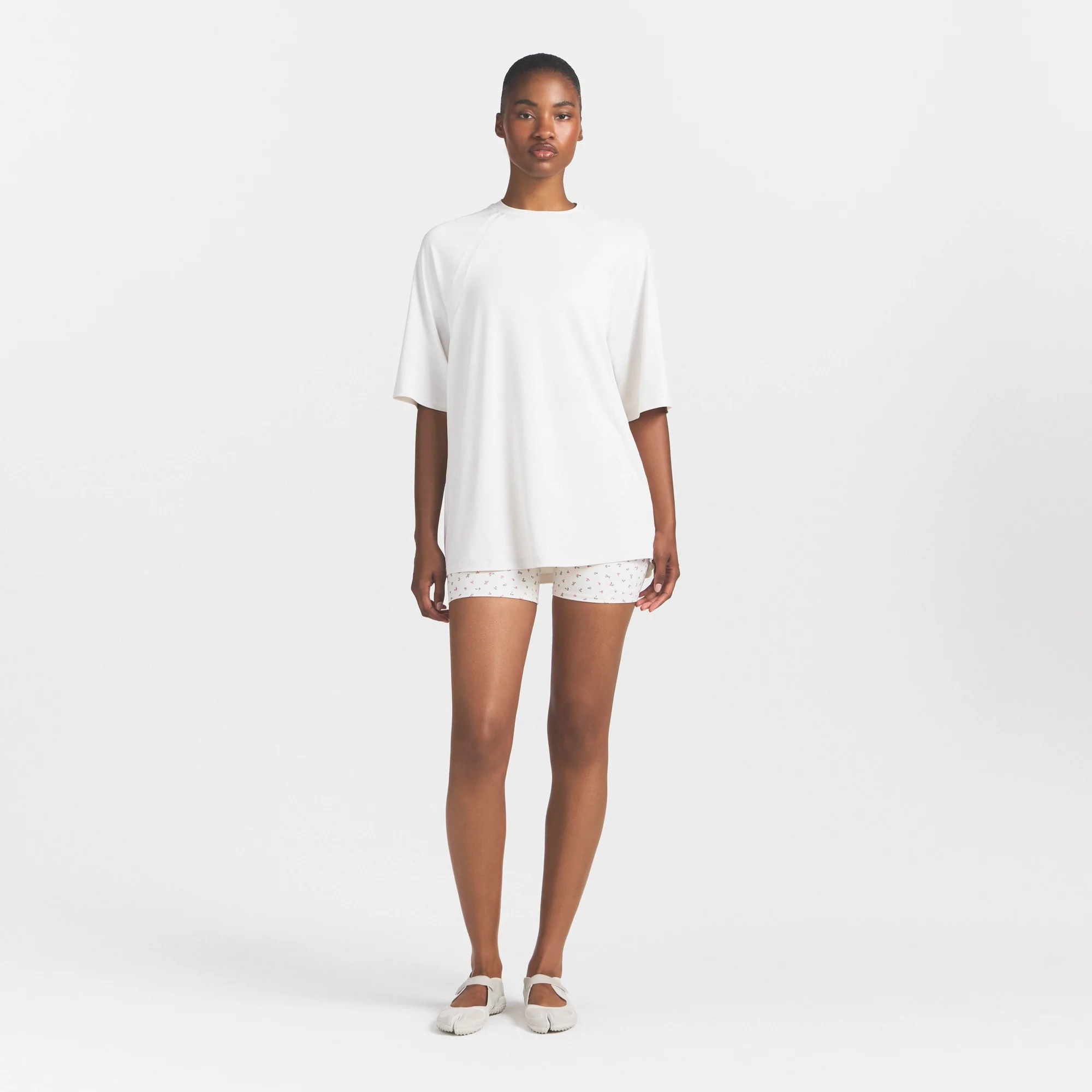 NikeSKIMS AIRY DRI-FIT™ OVERSIZED TEE | IVORY - Image 2