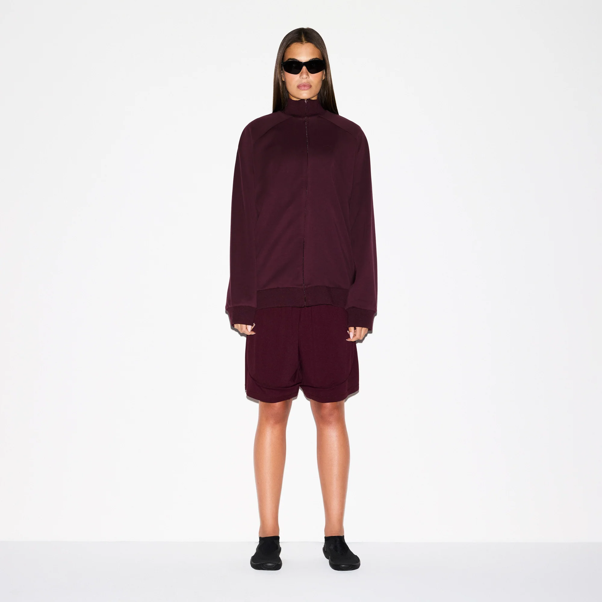 NikeSKIMS AIRY RELAXED SHORT | CURRANT - Image 5