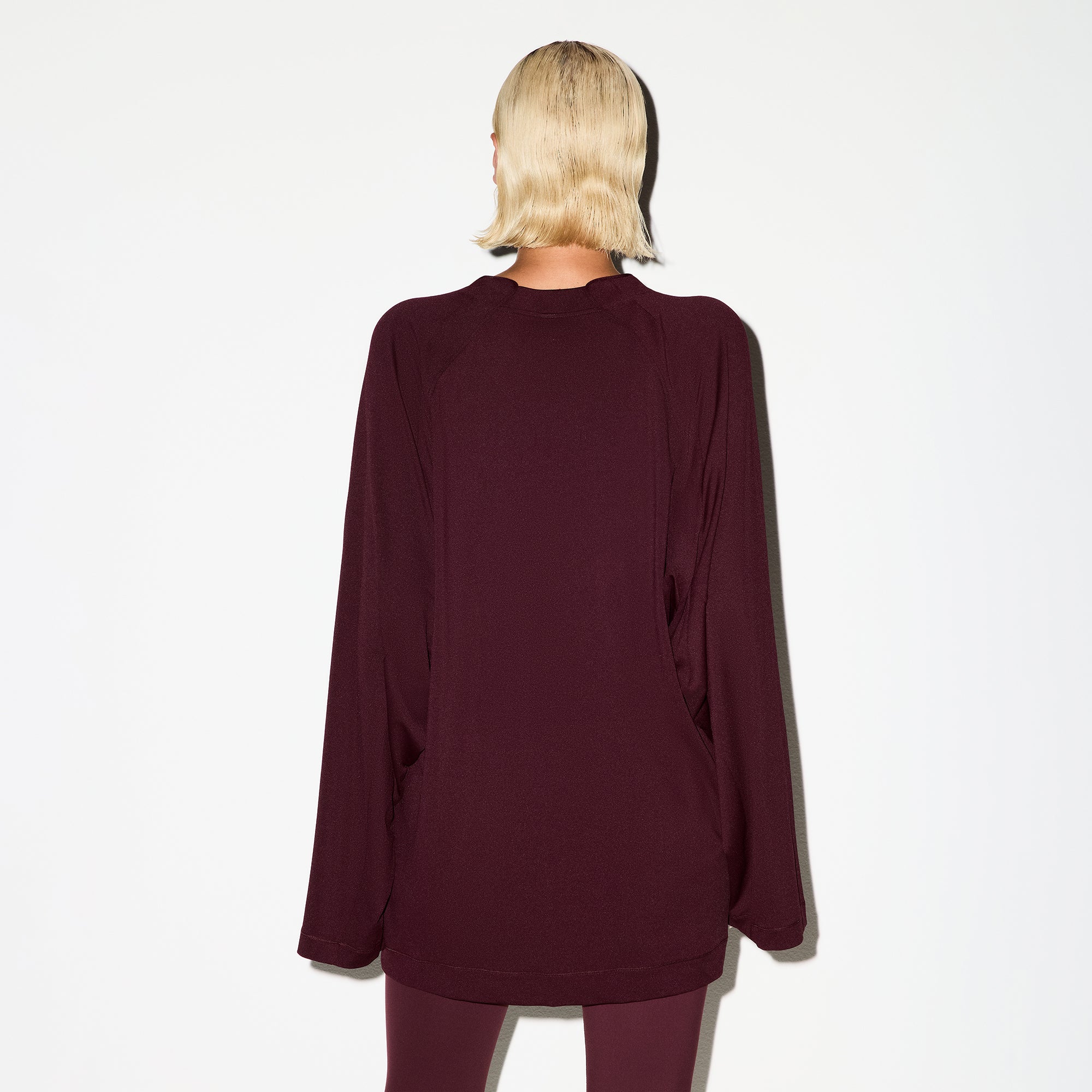 NikeSKIMS AIRY V-NECK OVERSIZED LONG SLEEVE TOP | CURRANT - Image 4