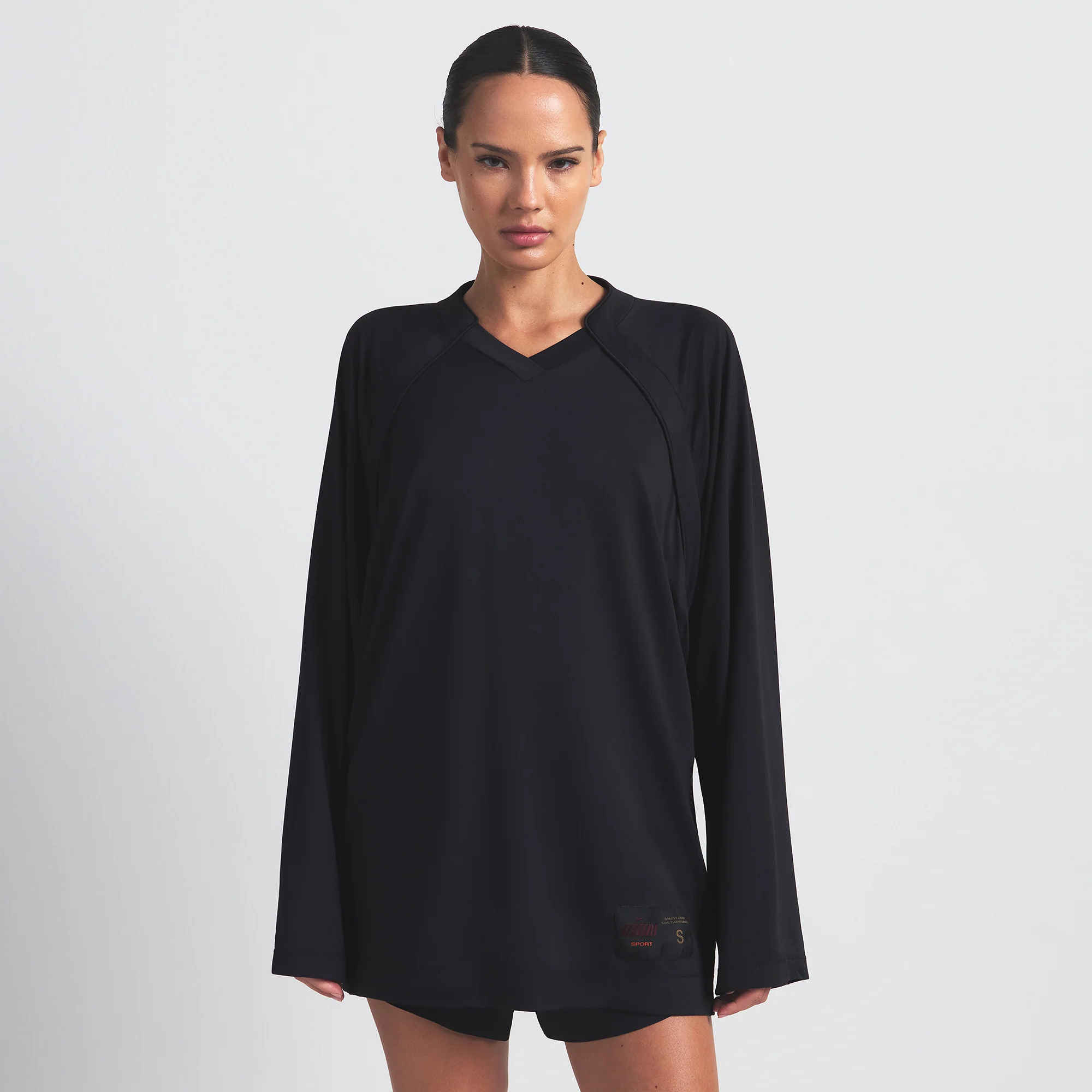 NikeSKIMS AIRY V-NECK OVERSIZED LONG SLEEVE TOP | OBSIDIAN - Image 4