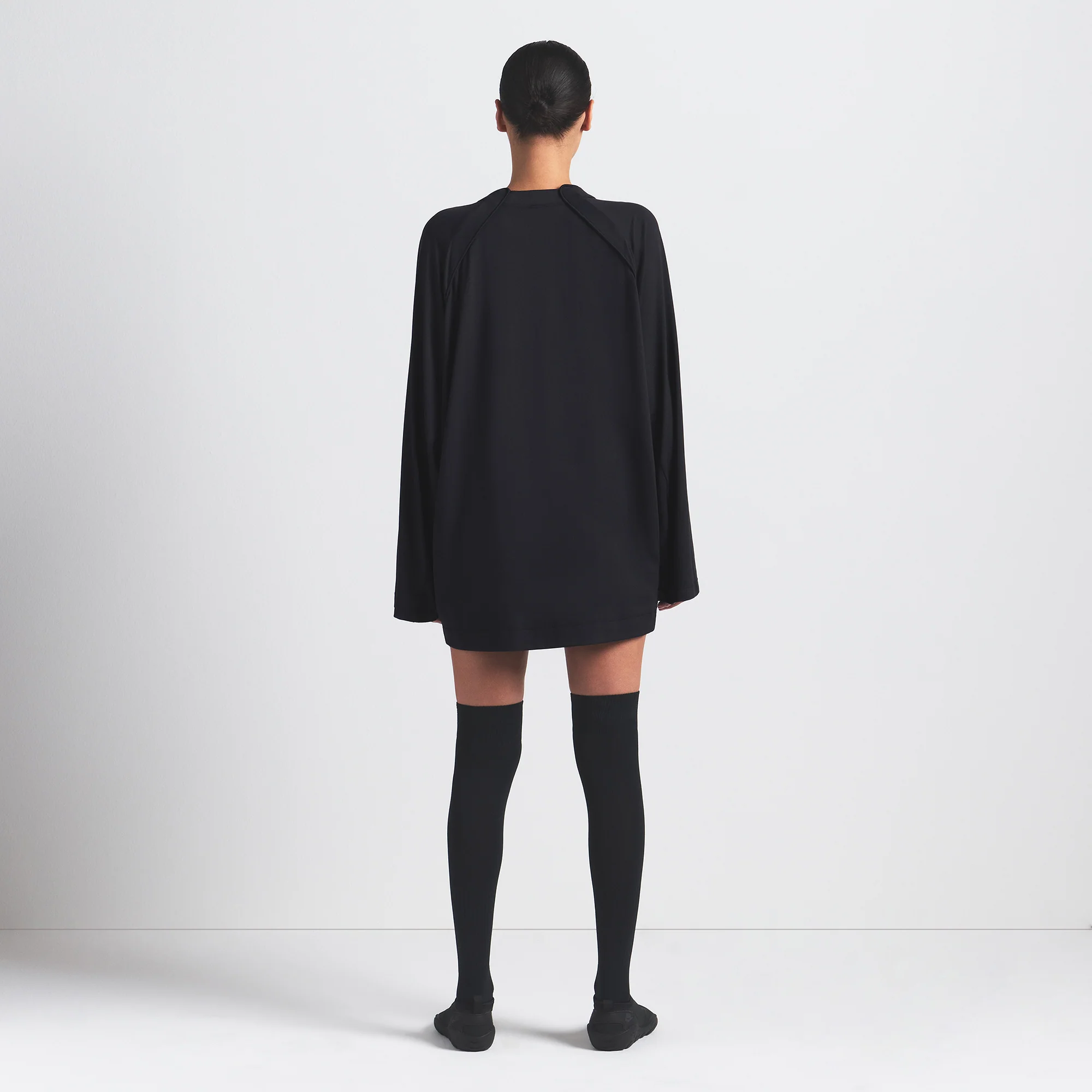 NikeSKIMS AIRY V-NECK OVERSIZED LONG SLEEVE TOP | OBSIDIAN - Image 5