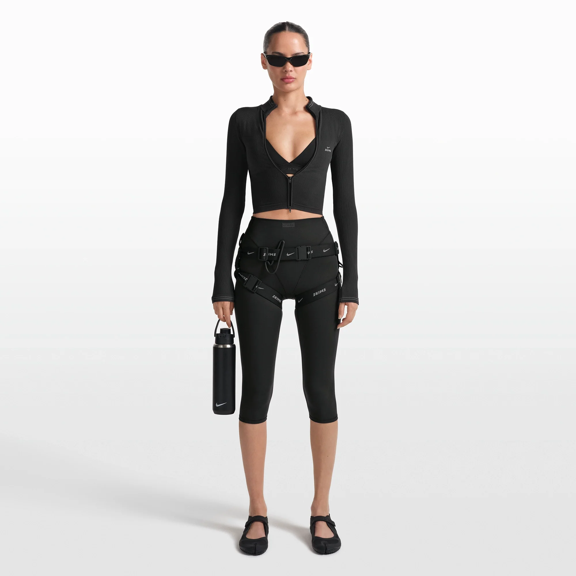 NikeSKIMS MATTE 17" V-LINE CROP LEGGING | OBSIDIAN - Image 2