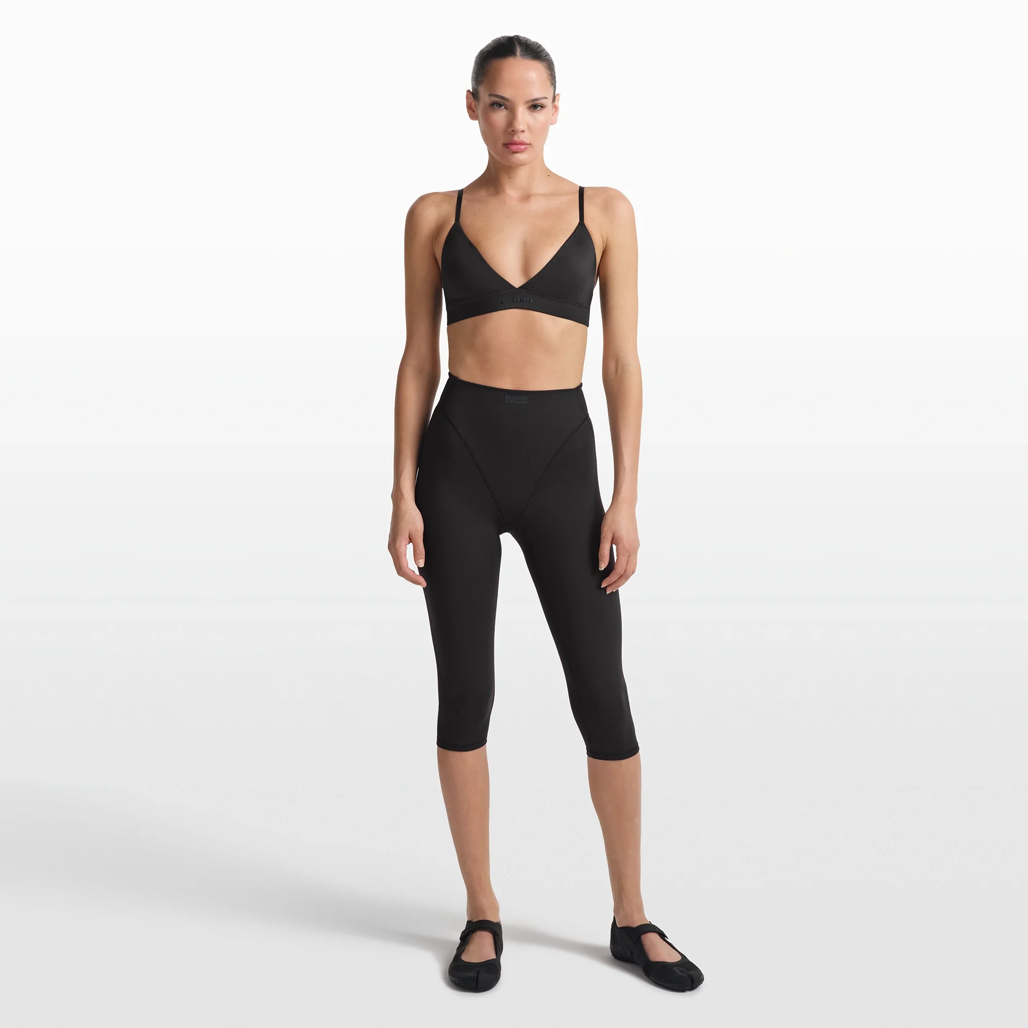 NikeSKIMS MATTE 17" V-LINE CROP LEGGING | OBSIDIAN - Image 3