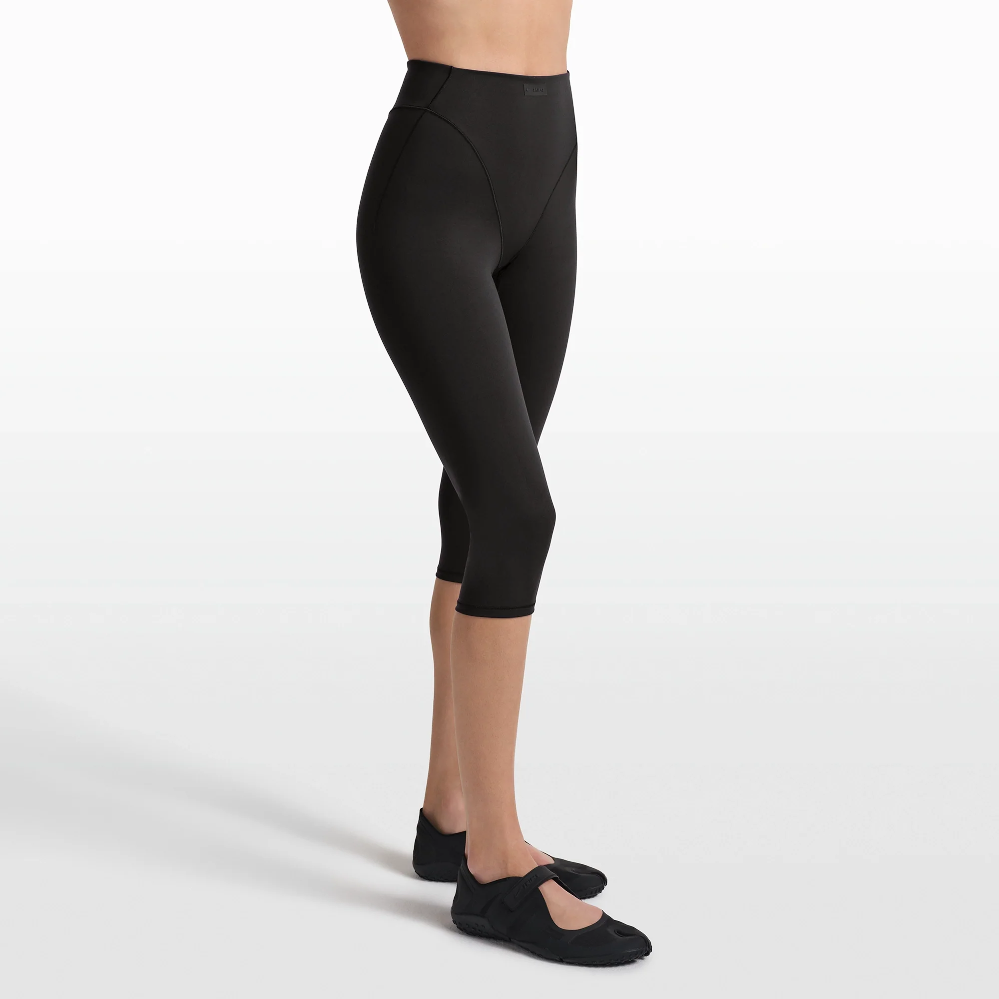 NikeSKIMS MATTE 17" V-LINE CROP LEGGING | OBSIDIAN - Image 4