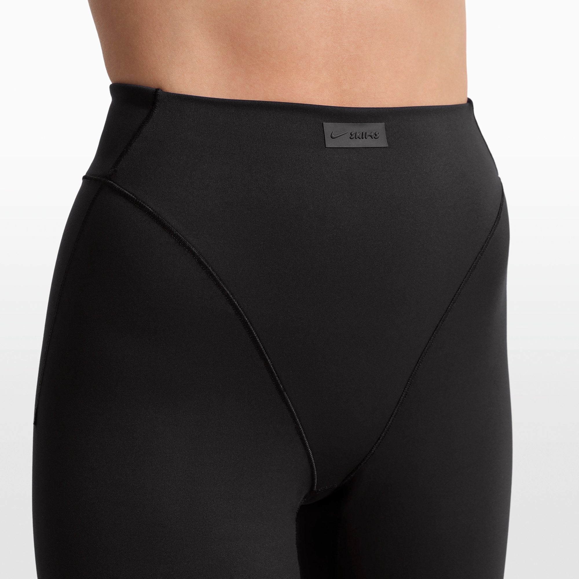 NikeSKIMS MATTE 17" V-LINE CROP LEGGING | OBSIDIAN - Image 6