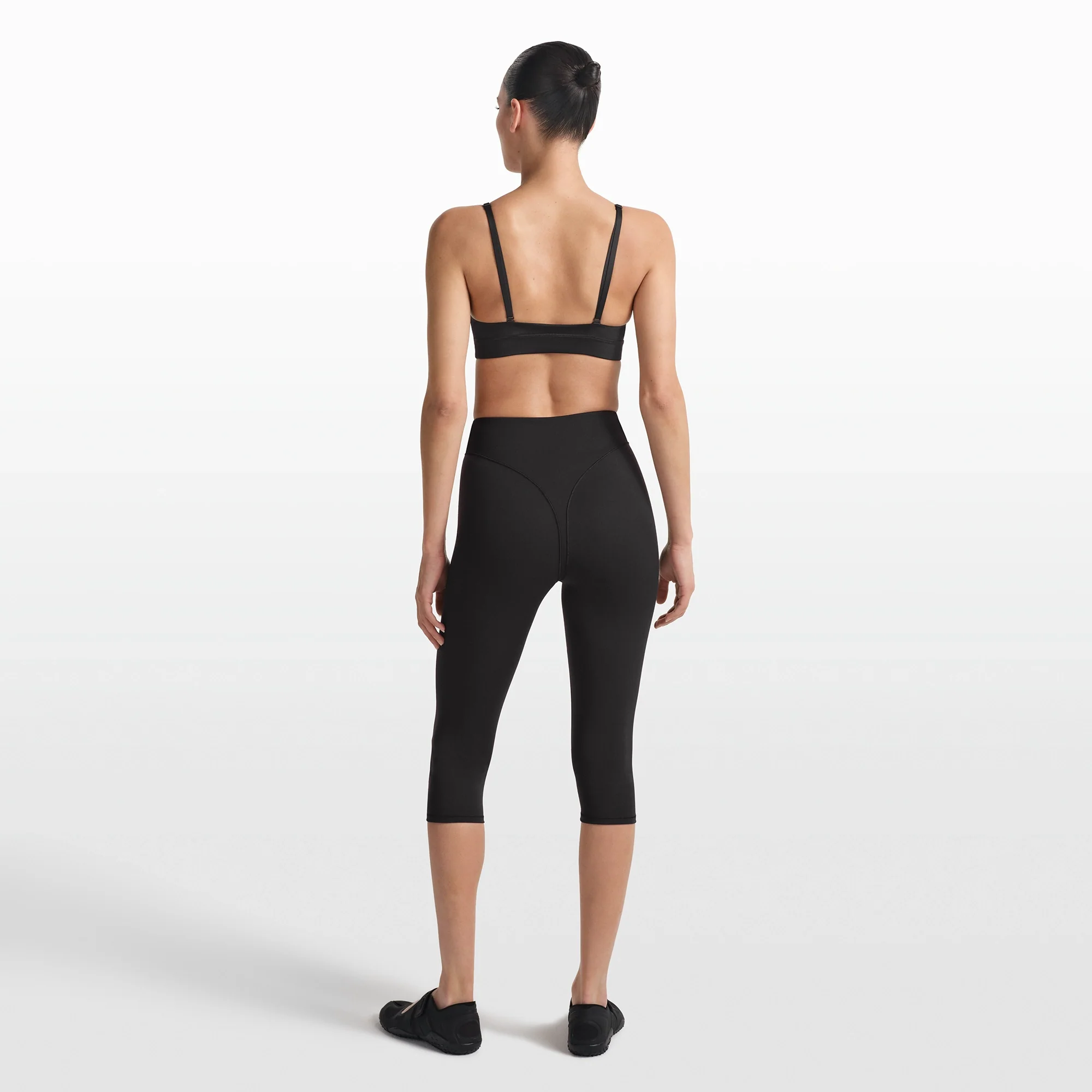 NikeSKIMS MATTE 17" V-LINE CROP LEGGING | OBSIDIAN - Image 7