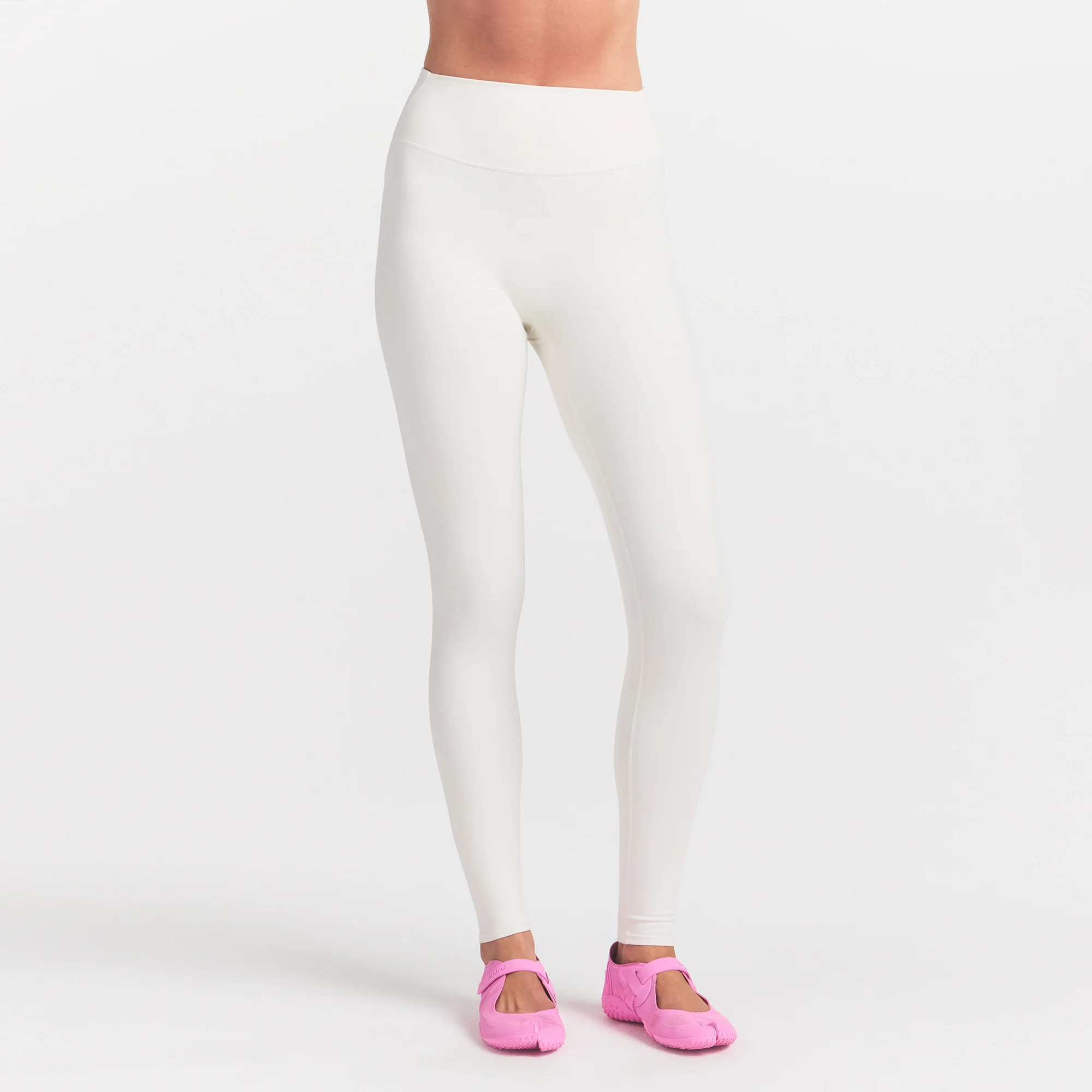 NikeSKIMS MATTE 26" LEGGING | IVORY - Image 3