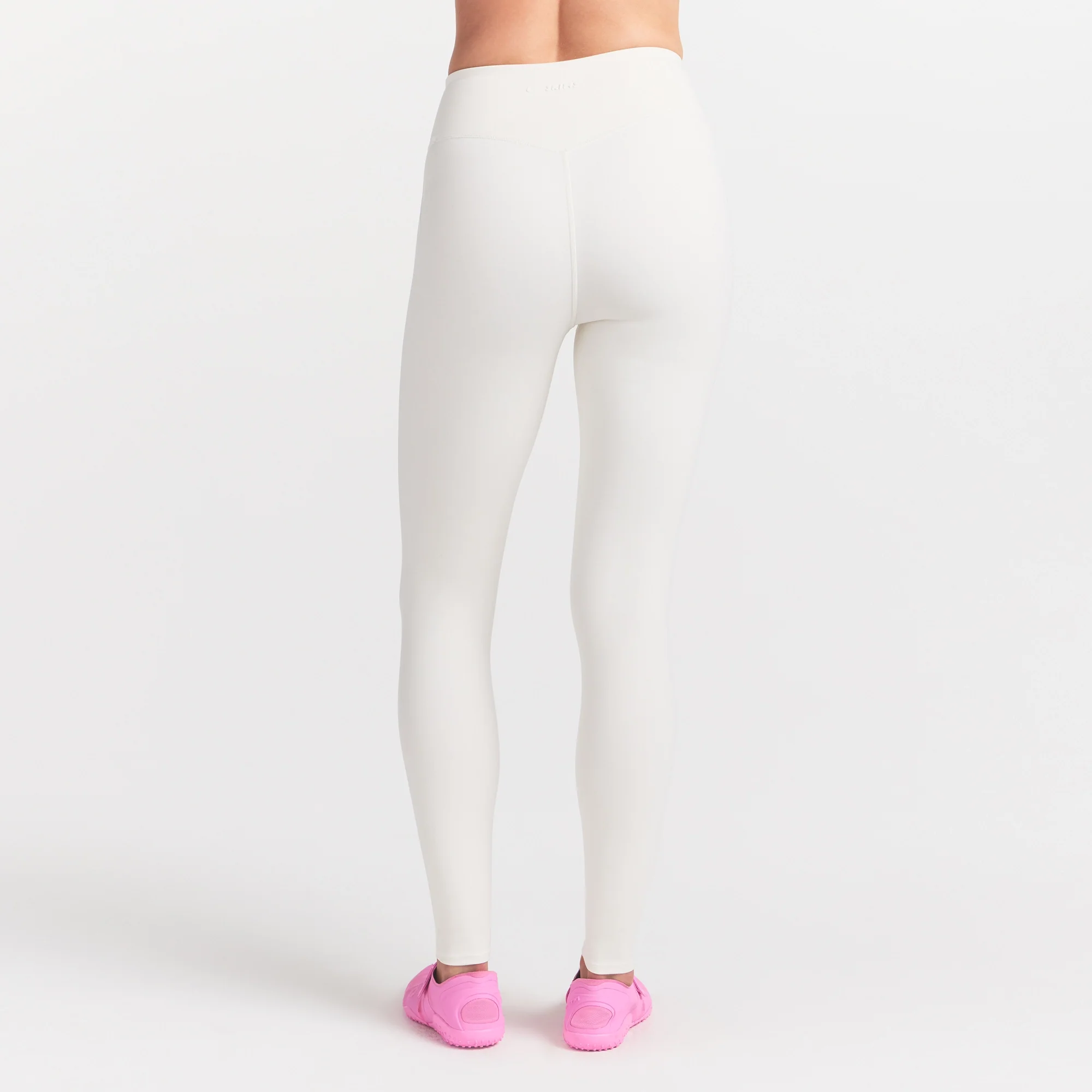 NikeSKIMS MATTE 26" LEGGING | IVORY - Image 5
