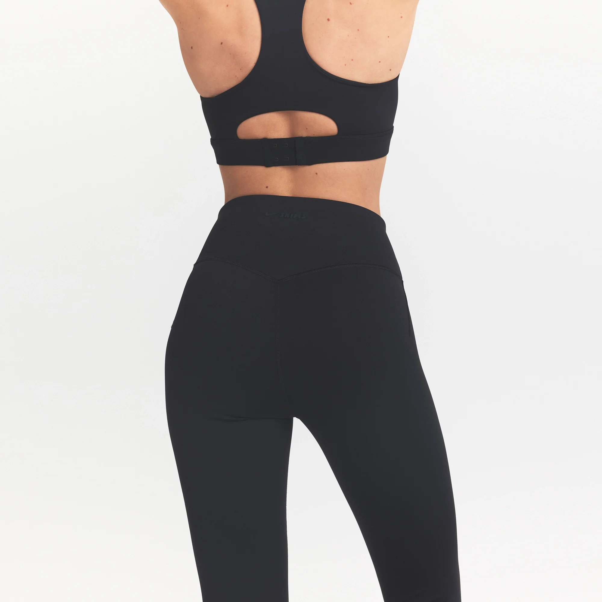 NikeSKIMS MATTE CROP 17" LEGGING | OBSIDIAN - Image 4