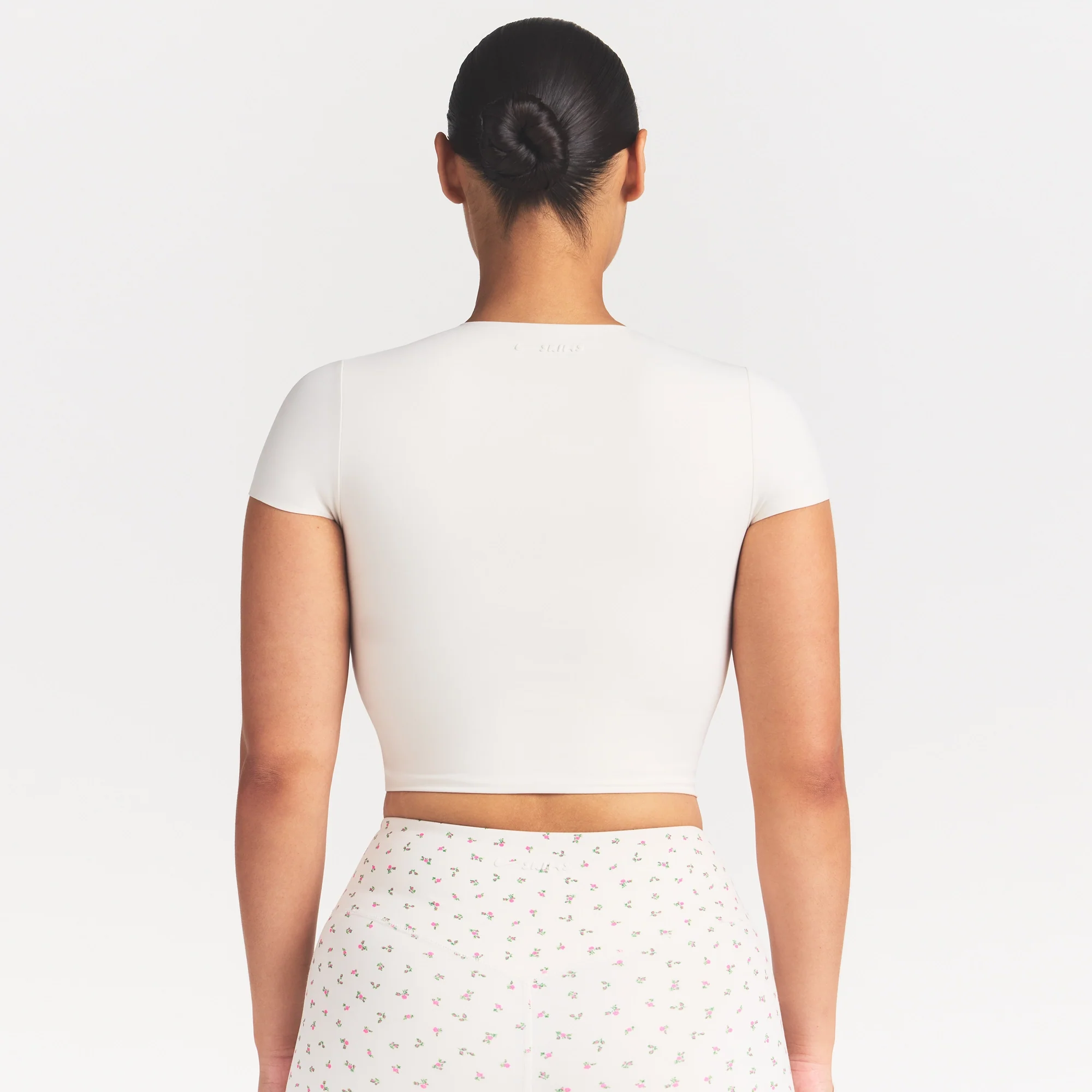 NikeSKIMS MATTE CROPPED CORSET TEE | IVORY - Image 4