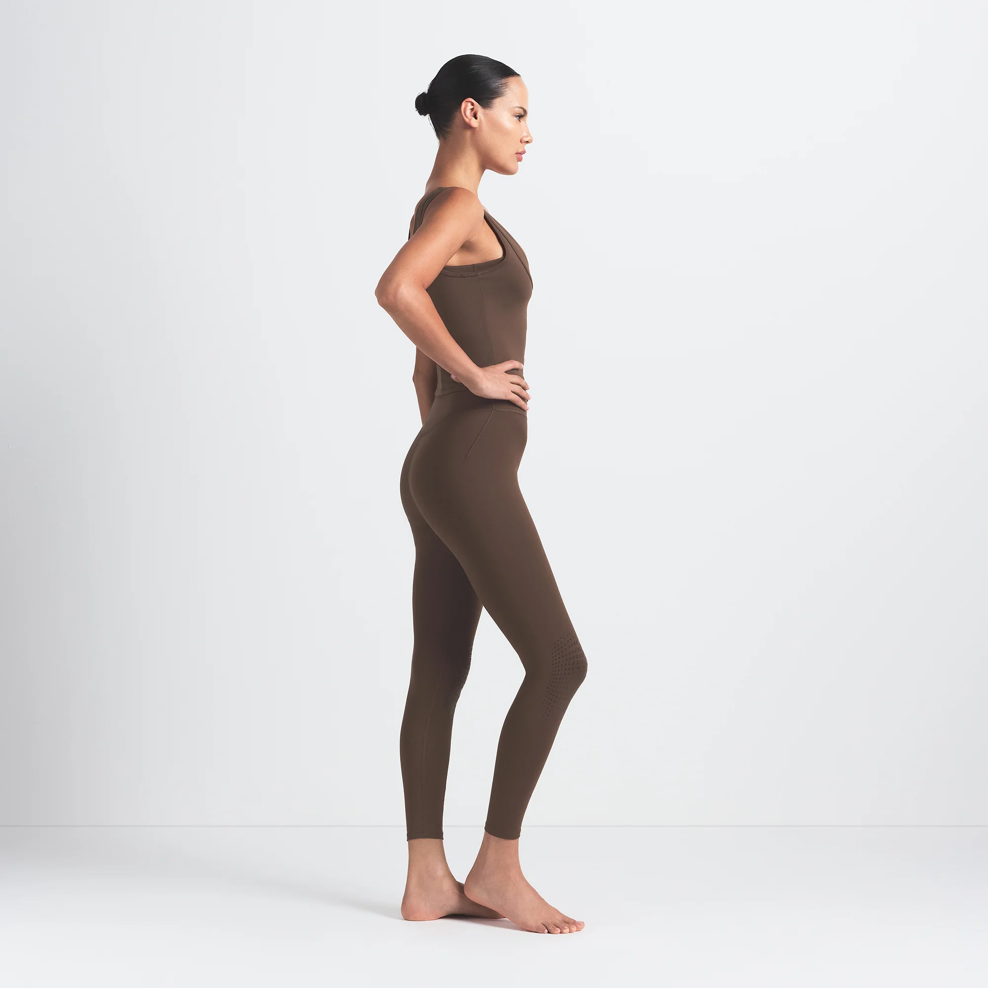 NikeSKIMS MATTE KNEE GRIP 26" LEGGING | DARK SEPIA - Image 4