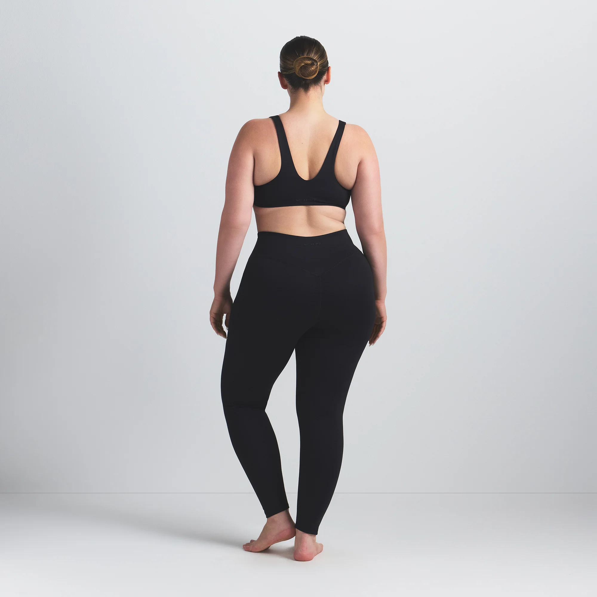 NikeSKIMS MATTE KNEE GRIP 26" LEGGING | OBSIDIAN - Image 8
