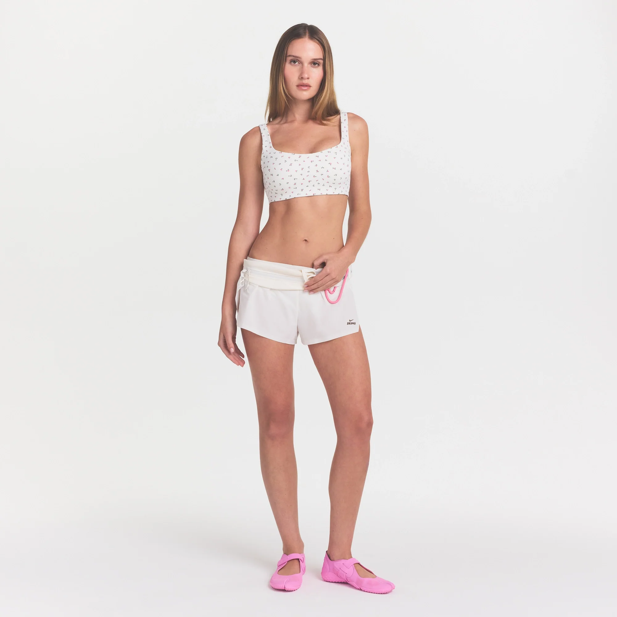 NikeSKIMS MATTE SCOOP NECK BRA | DITSY FLORAL PRINT - Image 5
