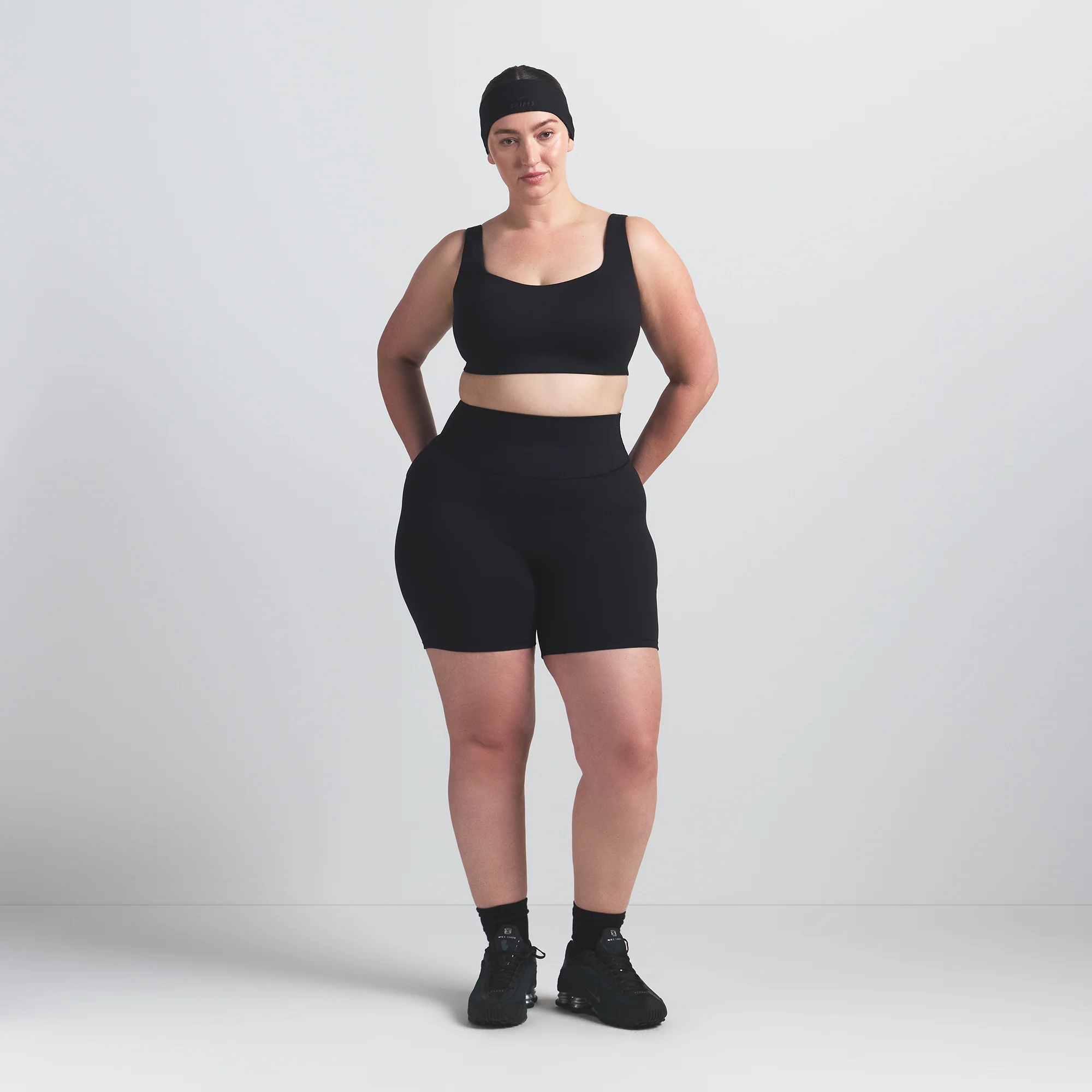 NikeSKIMS MATTE SCOOP NECK BRA | OBSIDIAN - Image 5