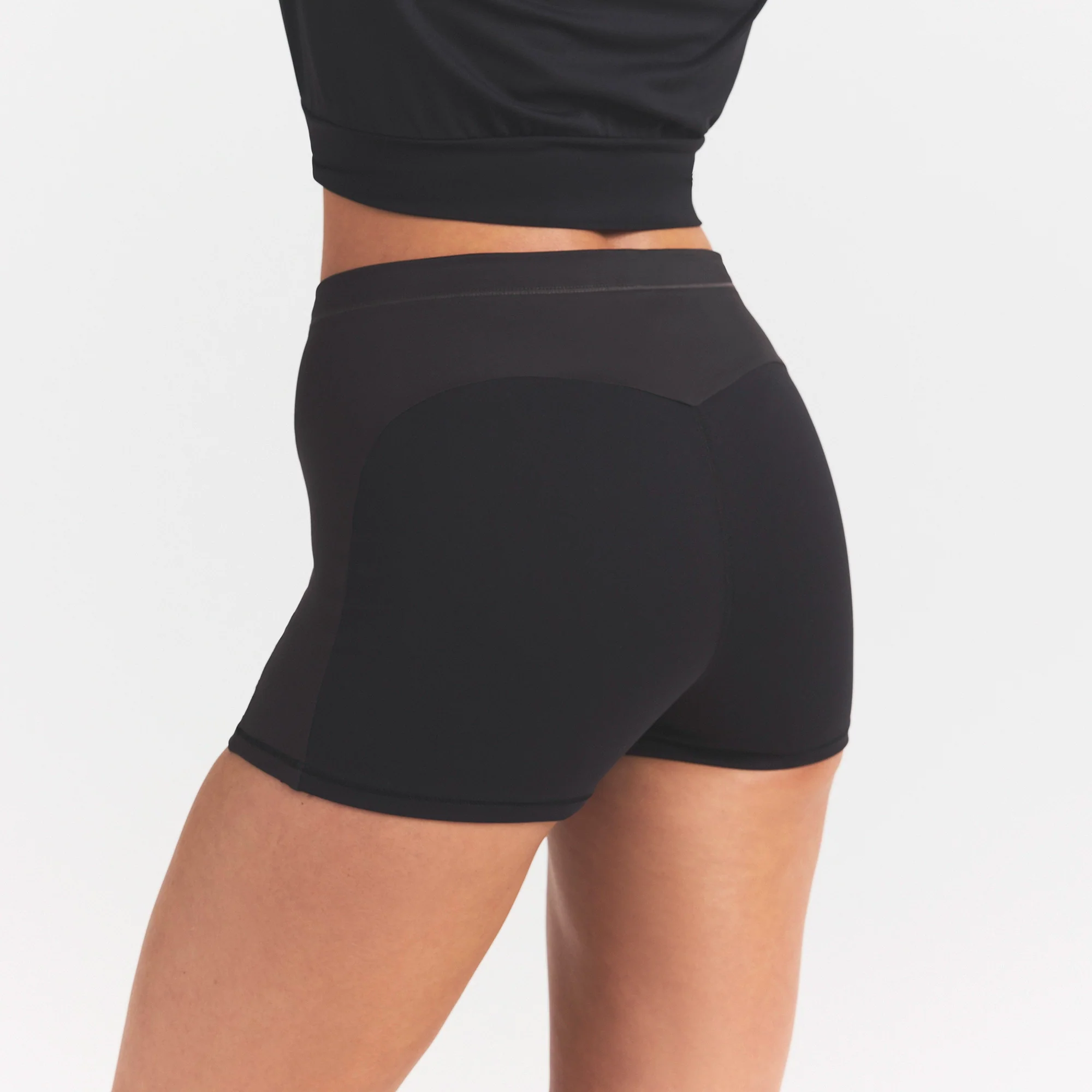 NikeSKIMS MATTE SHINE MIX 2" SHORT | OBSIDIAN AND IGNEOUS - Image 4