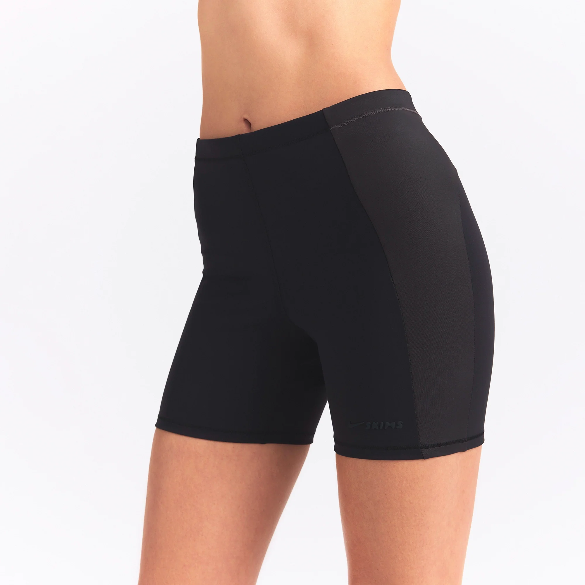 NikeSKIMS MATTE SHINE MIX 5" BIKER SHORT | OBSIDIAN AND IGNEOUS - Image 3