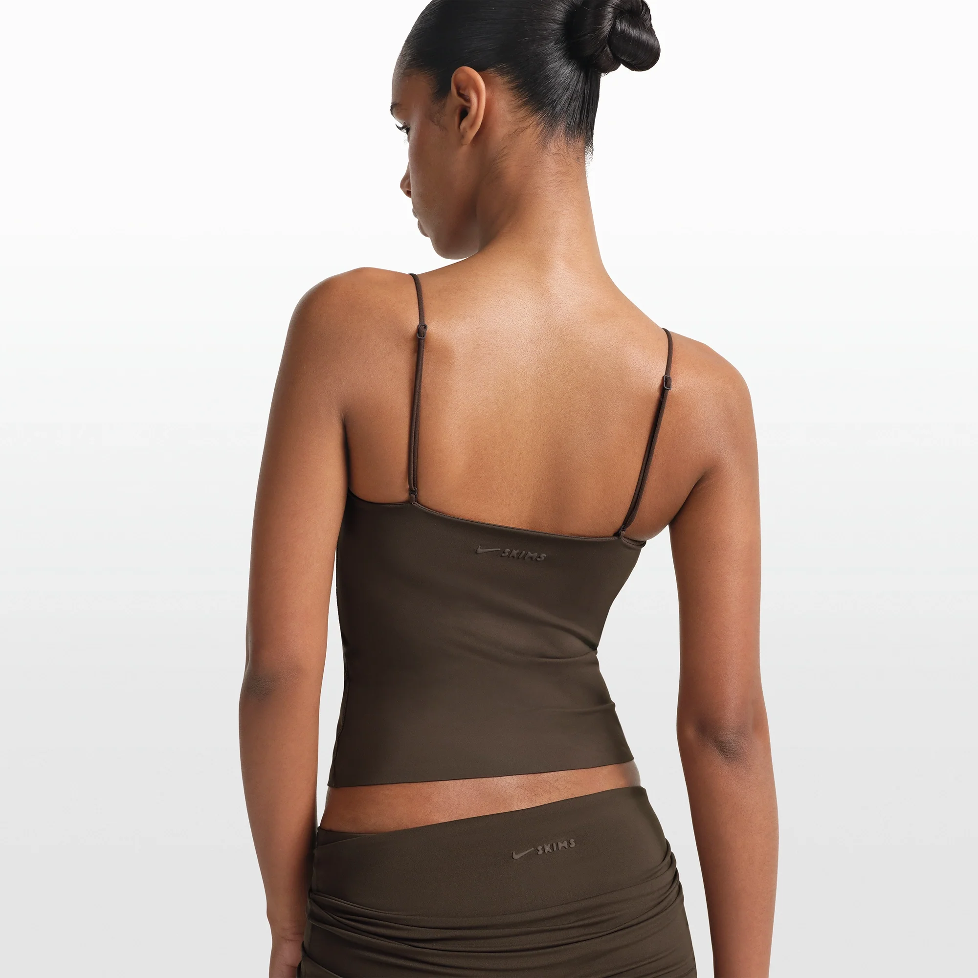 NikeSKIMS MATTE SHIRRED FRONT TANK | DARK SEPIA - Image 5