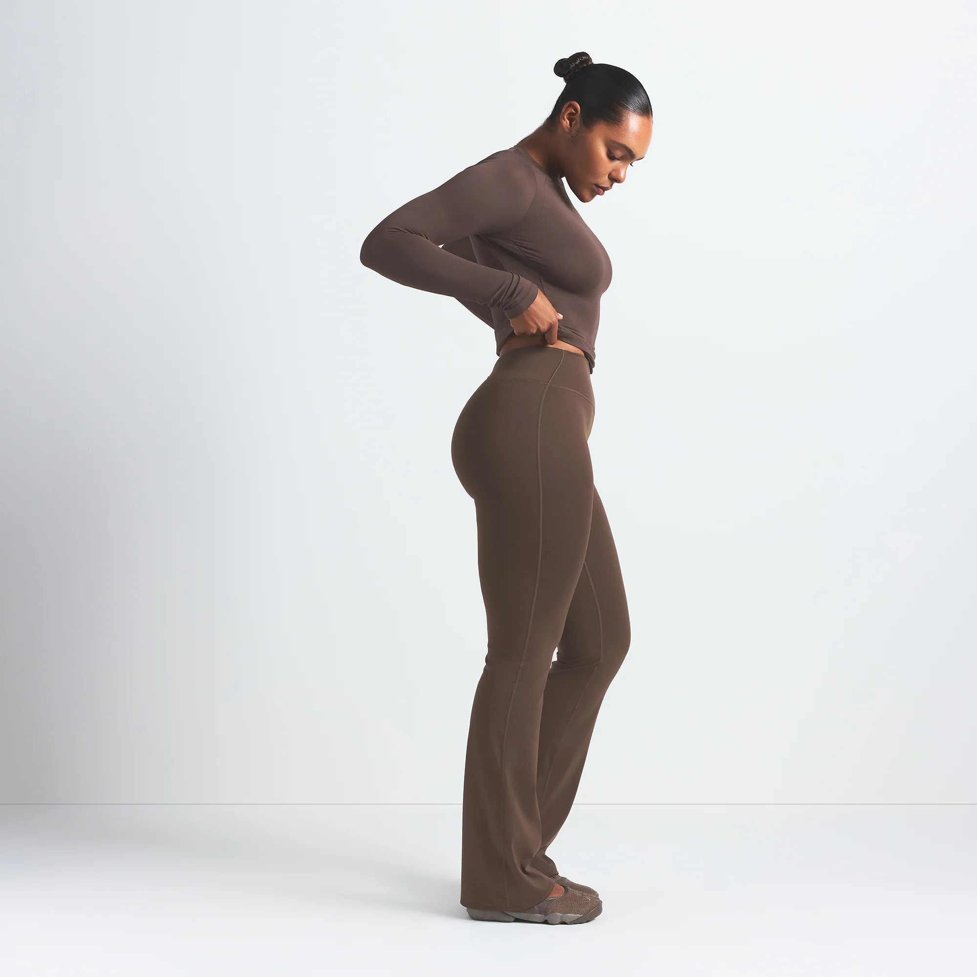 NikeSKIMS MATTE SLIM FLARE LEGGING | DARK SEPIA - Image 4