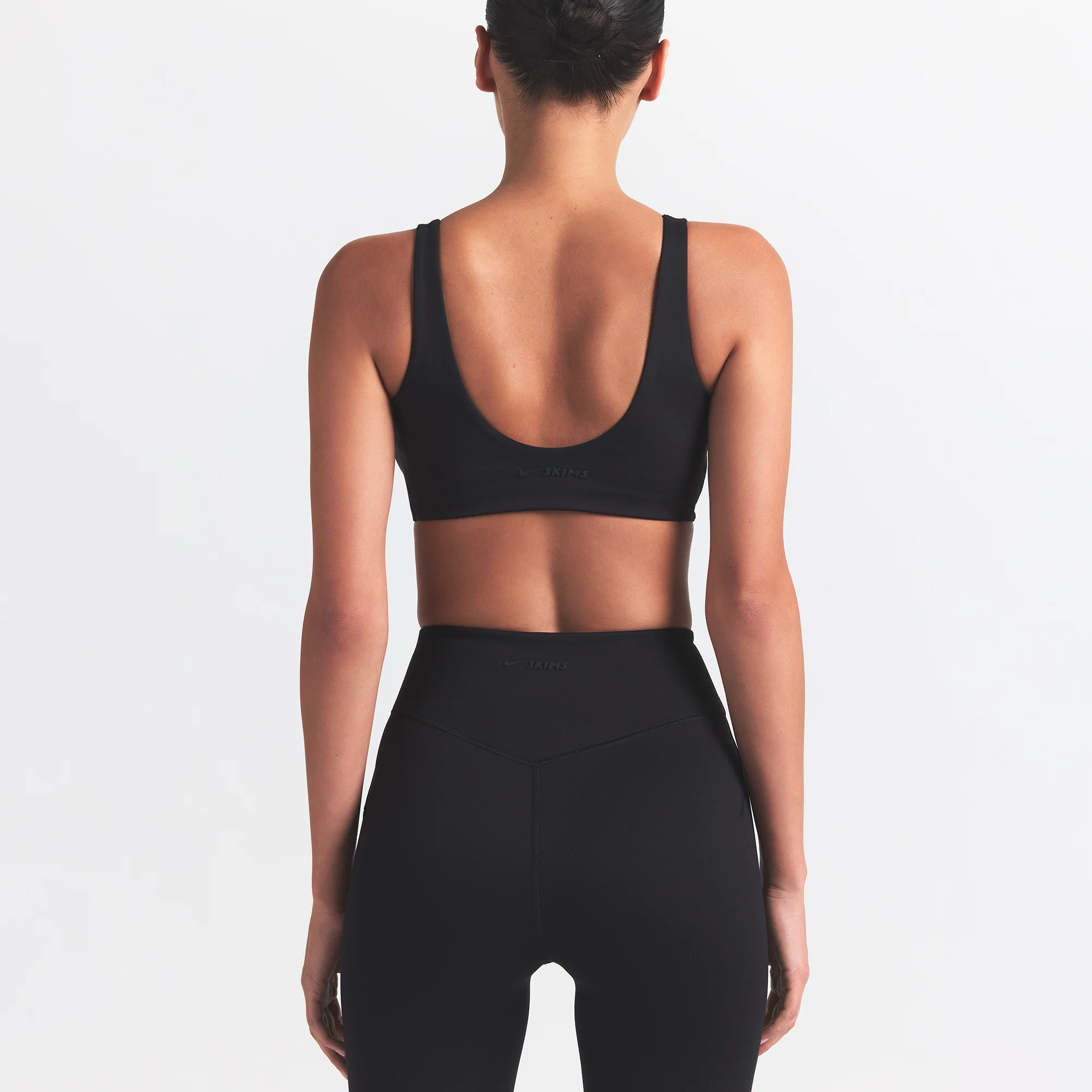 NikeSKIMS MATTE TWIST-FRONT BRA | OBSIDIAN - Image 4