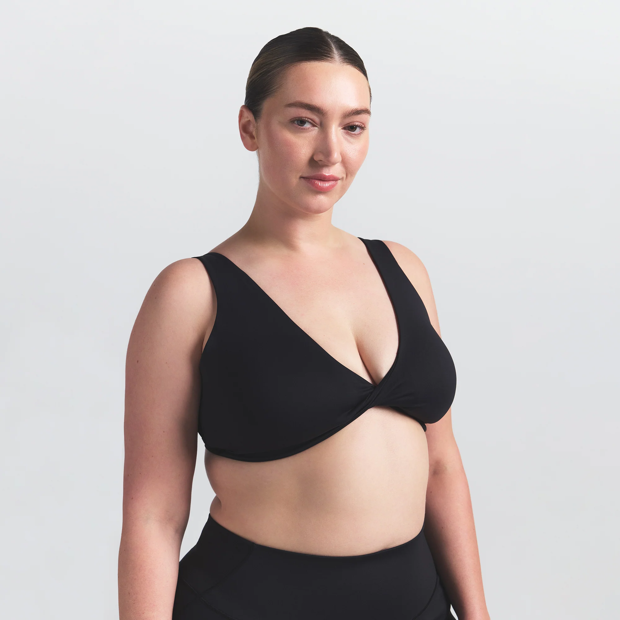 NikeSKIMS MATTE TWIST-FRONT BRA | OBSIDIAN - Image 5