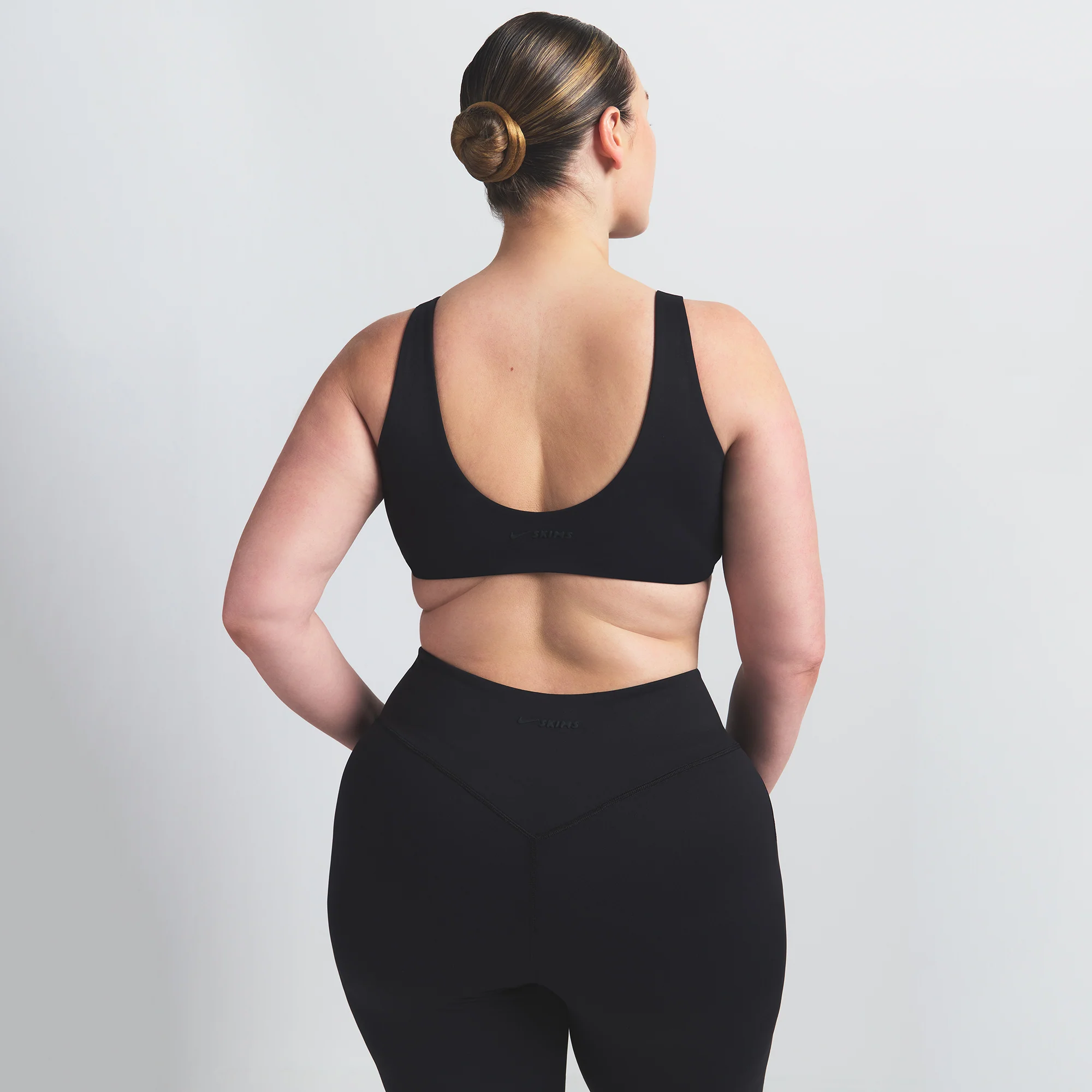 NikeSKIMS MATTE TWIST-FRONT BRA | OBSIDIAN - Image 7