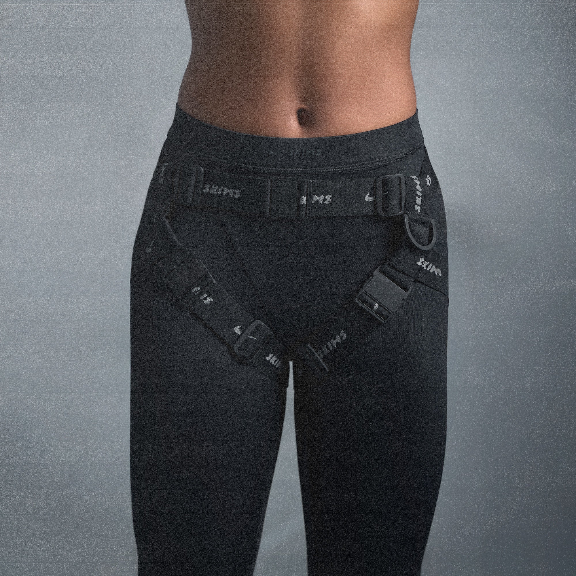 NikeSKIMS MATTE V-LINE 26" LEGGING | OBSIDIAN - Image 9