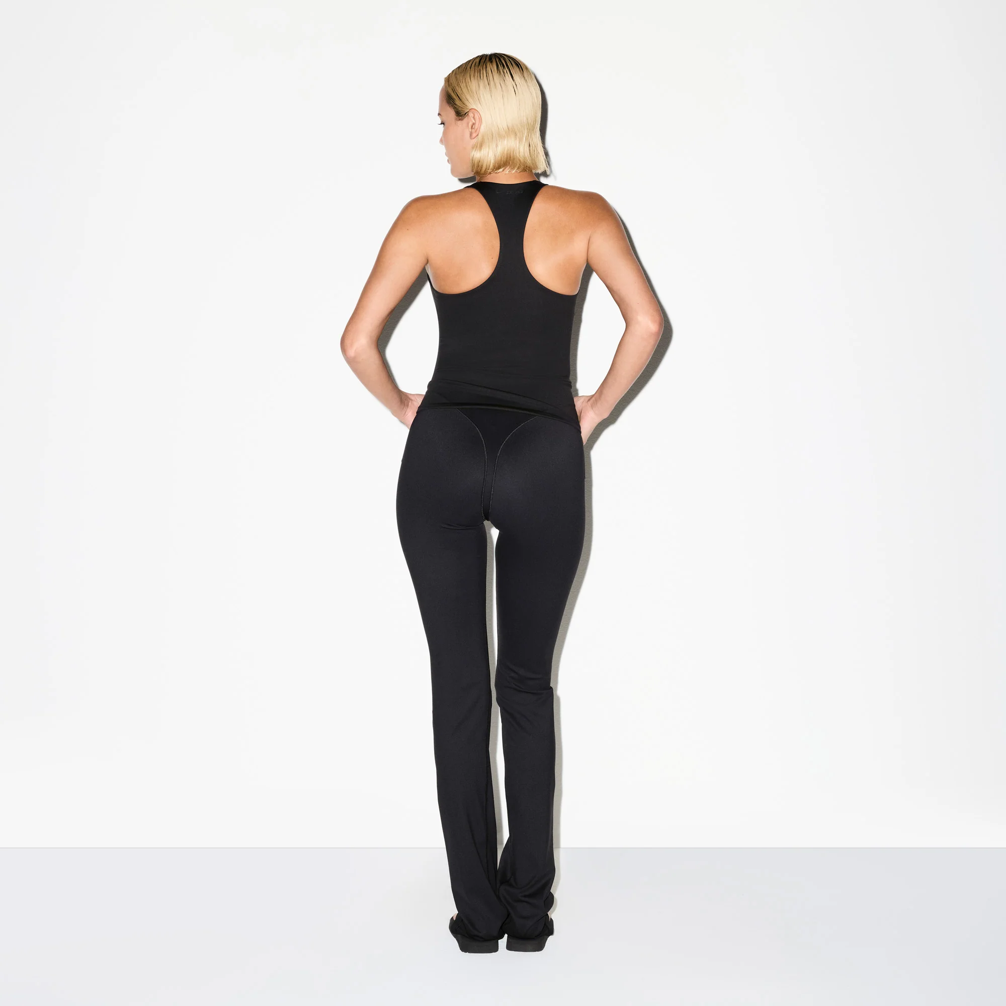 NikeSKIMS MATTE V-LINE 39" STRAIGHT LEGGING | OBSIDIAN - Image 5