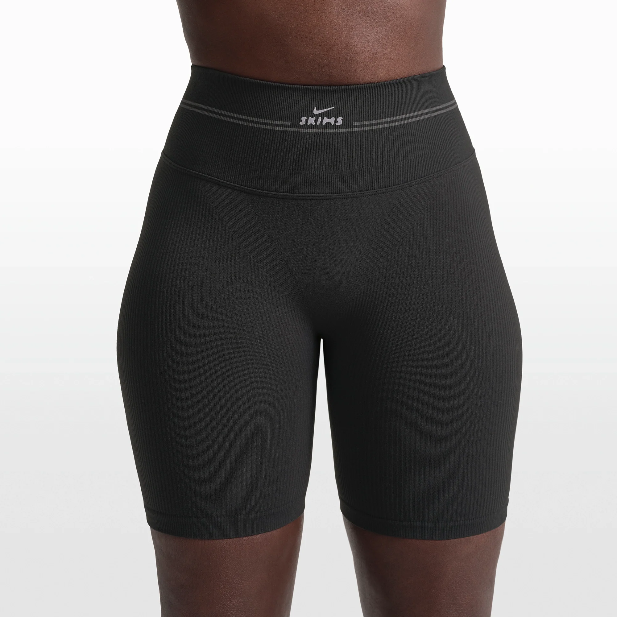 NikeSKIMS RIBBED SEAMLESS 5" BIKER SHORT | OBSIDIAN - Image 3