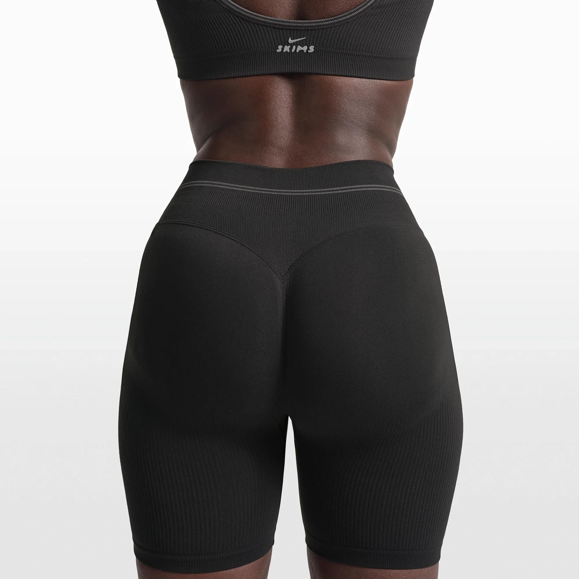 NikeSKIMS RIBBED SEAMLESS 5" BIKER SHORT | OBSIDIAN - Image 4