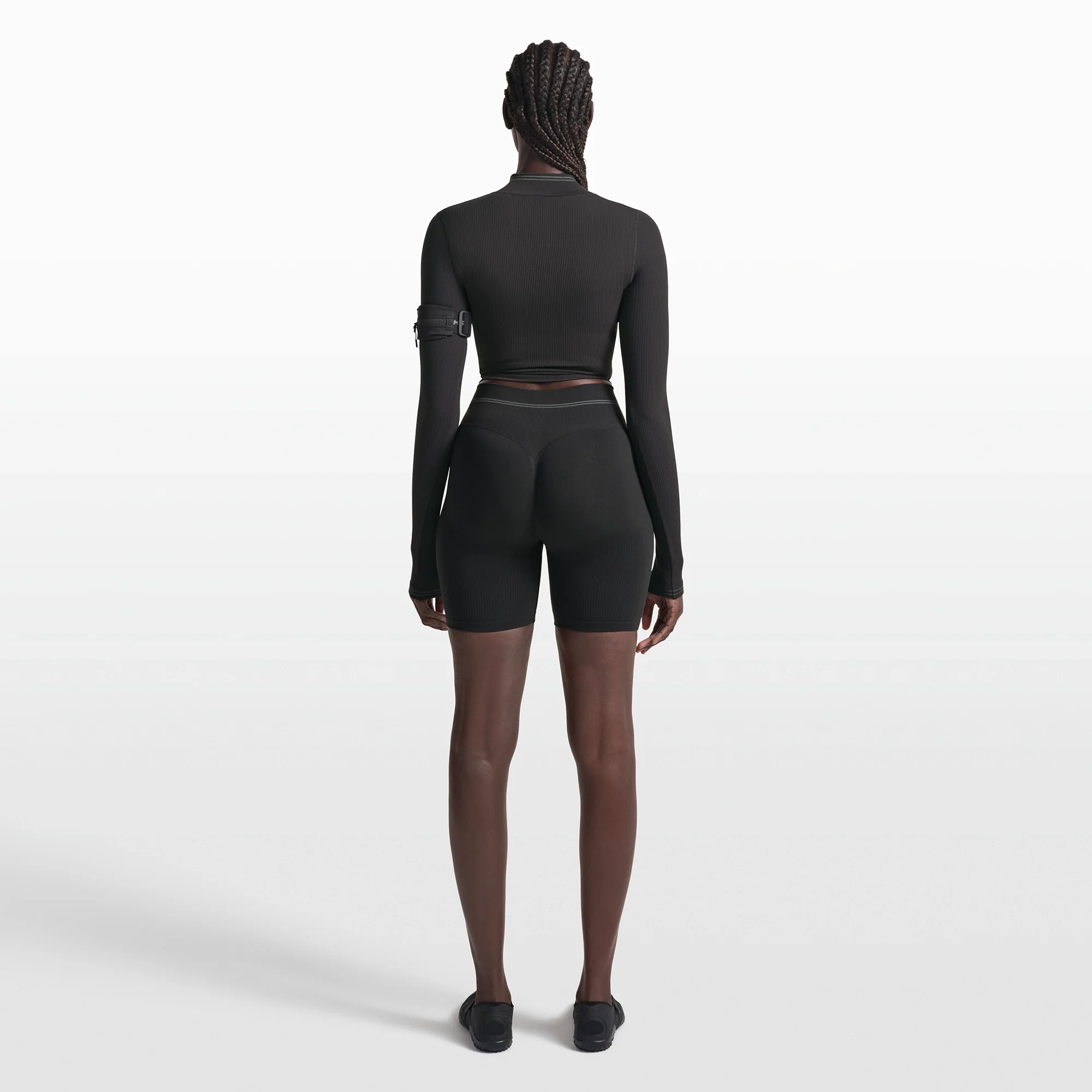 NikeSKIMS RIBBED SEAMLESS 5" BIKER SHORT | OBSIDIAN - Image 5