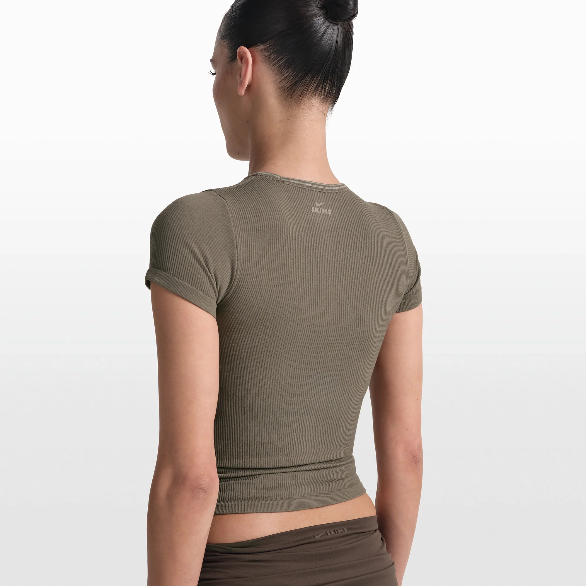 NikeSKIMS RIBBED SEAMLESS BABY TEE | DUSTY OAKMOSS - Image 4