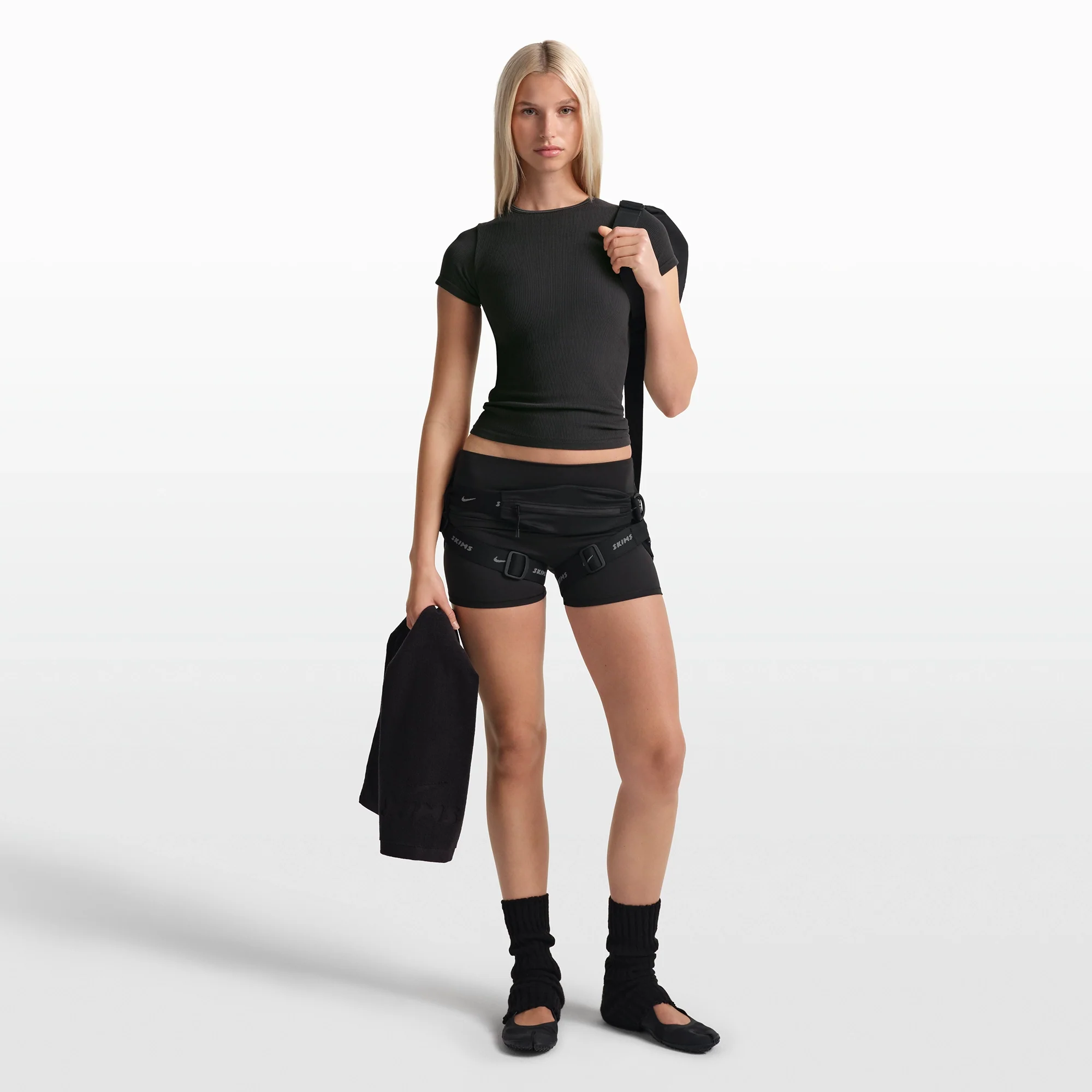 NikeSKIMS RIBBED SEAMLESS BABY TEE | OBSIDIAN - Image 2