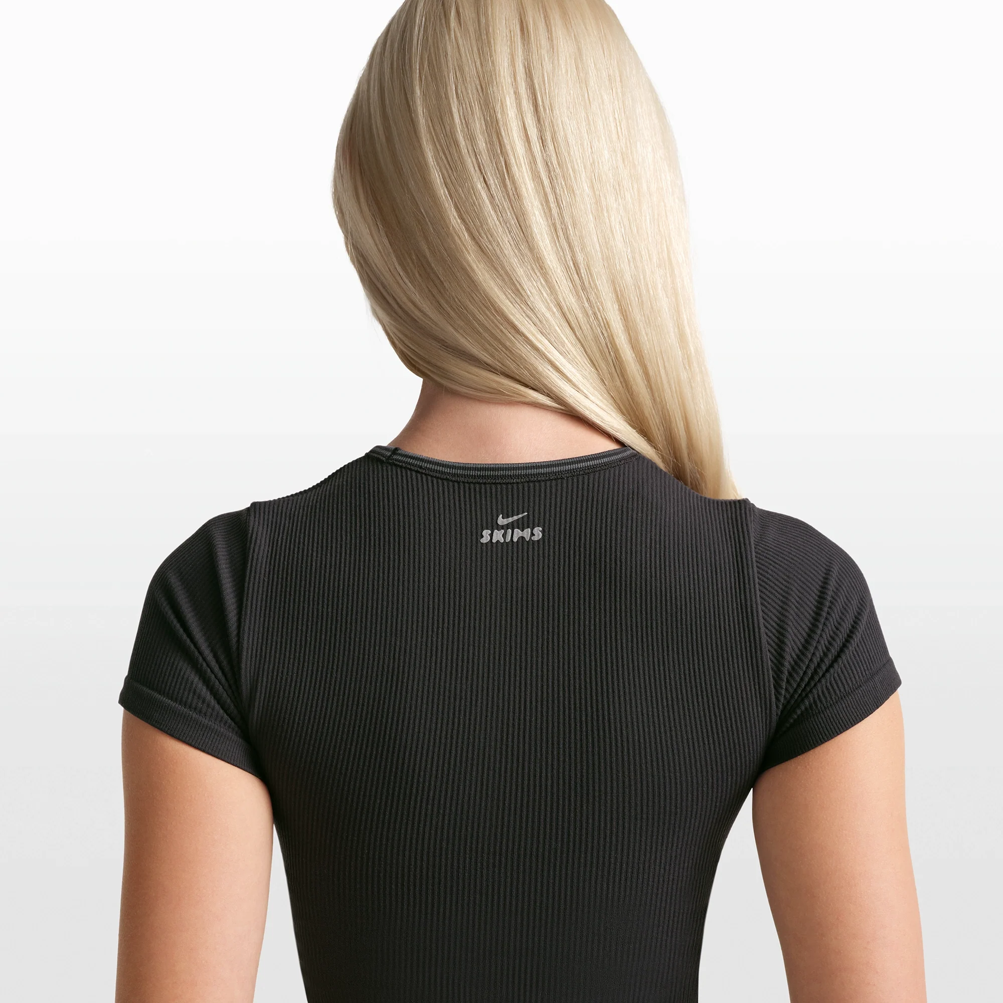 NikeSKIMS RIBBED SEAMLESS BABY TEE | OBSIDIAN - Image 4