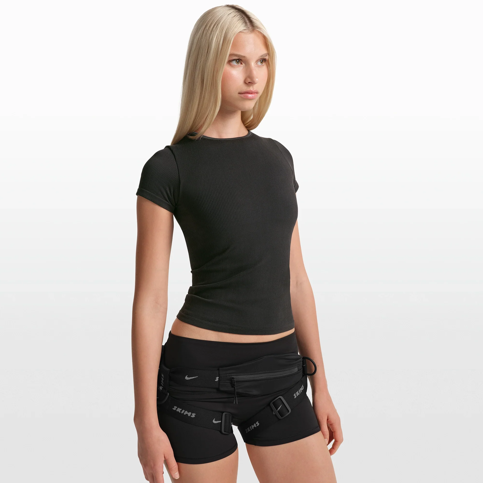 NikeSKIMS RIBBED SEAMLESS BABY TEE | OBSIDIAN - Image 5